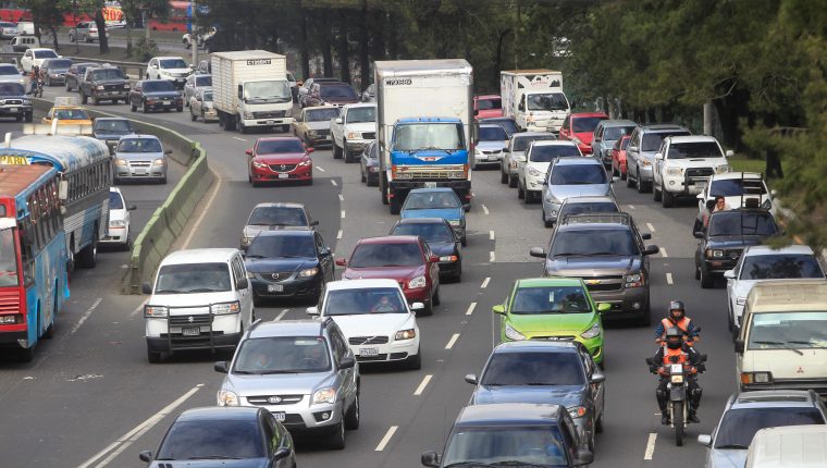 El tránsito ha disminuido en la ciudad de Guatemala en comparación con día hábil. (Foto Prensa Libre: Hemeroteca PL). 