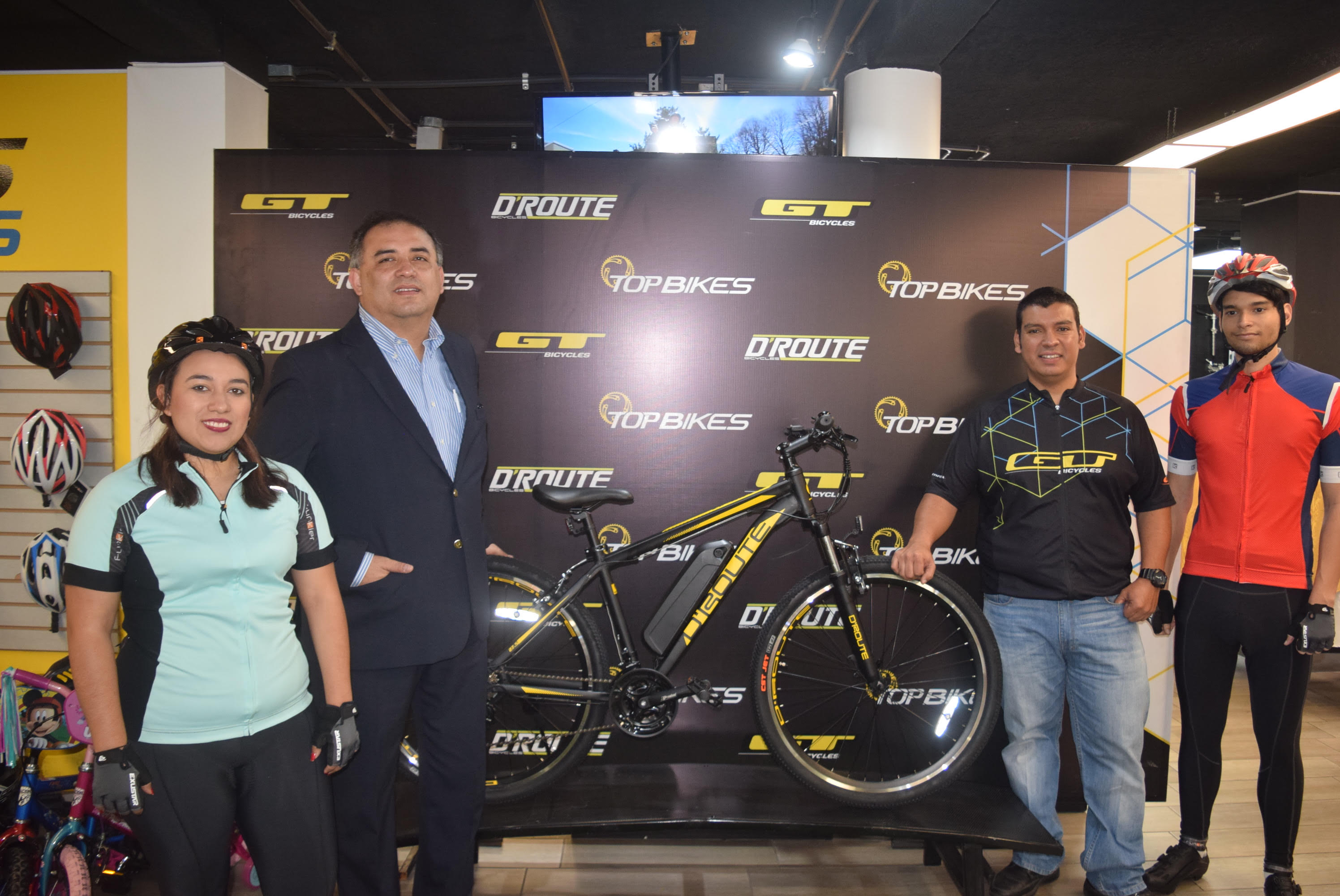 Representantes de Top Bike de Vecesa presentaron la nueva bicicleta. (Foto Prensa Libre: cortesía Vecesa)