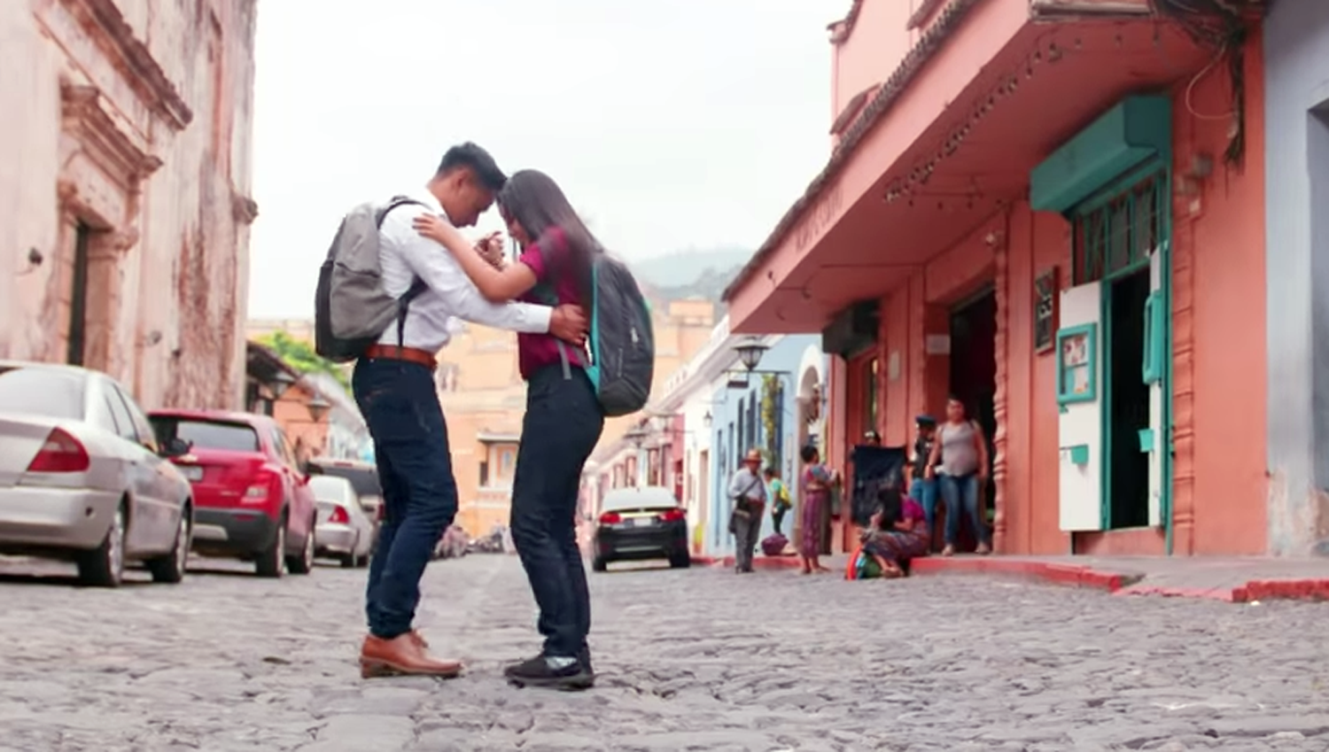 Cristian Morales y Diana Marroquín participan en el videoclip "Put It All On Me", de Ed Sheeran. (Foto Prensa Libre: Tomada del canal oficial en YouTube de Ed Sheeran)