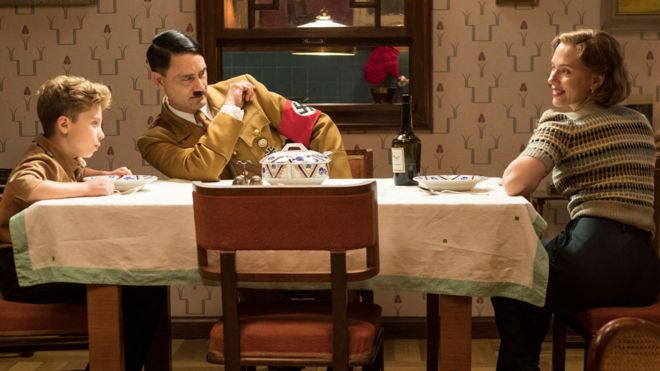 Roman Griffin Davis, Taika Waititi y Scarlett Johansson protagonizan la película que satiriza a Hitler. 20TH CENTURY FOX