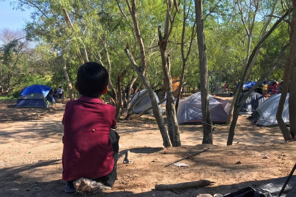 Los niños sufren condiciones muy precarias en el campamento.