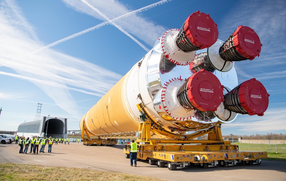 La primera etapa del cohete SLS salió de la fábrica en Nueva Orleans.