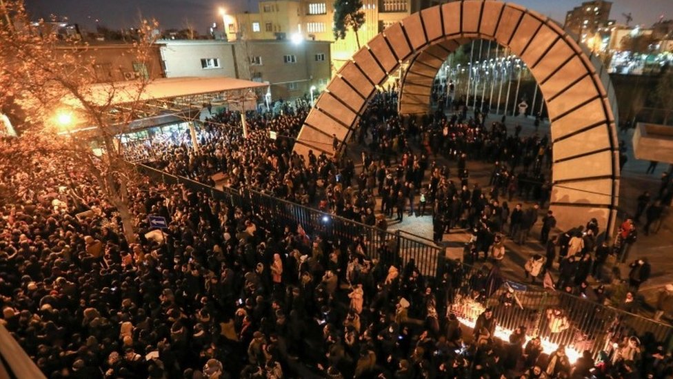 Cientos de personas, principalmente estudiantes, se manifestaron en Teherán contra el gobierno.