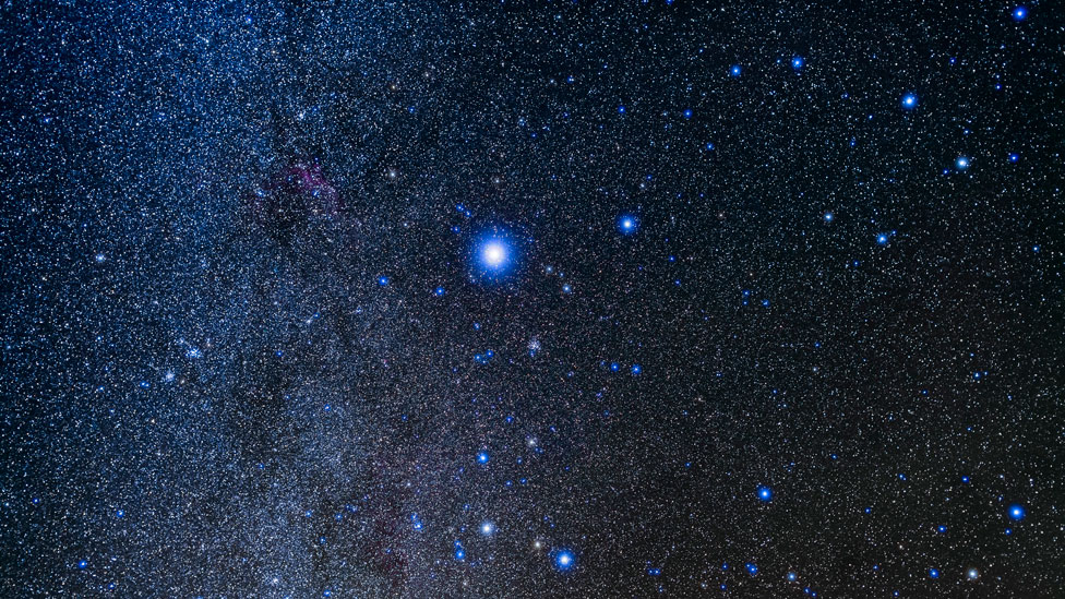 Hoy Sirius (o Sirio) es la estrella reina, pero V Sagittae le robará la corona... aunque solo por unas semanas.