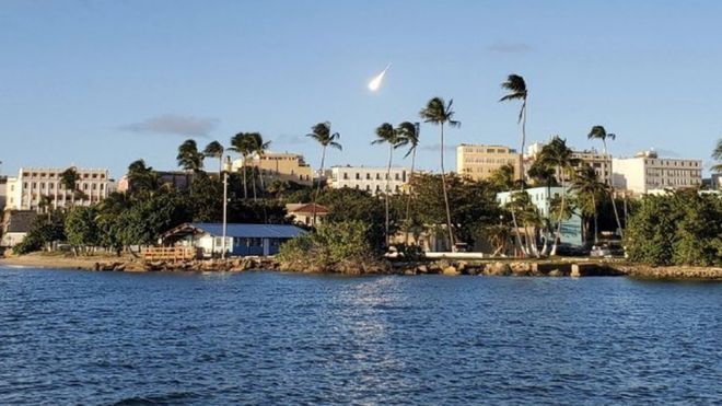 El meteoro se vio desde casi toda la isla, según los reportes. (Foto Prensa Libre: Twitter)