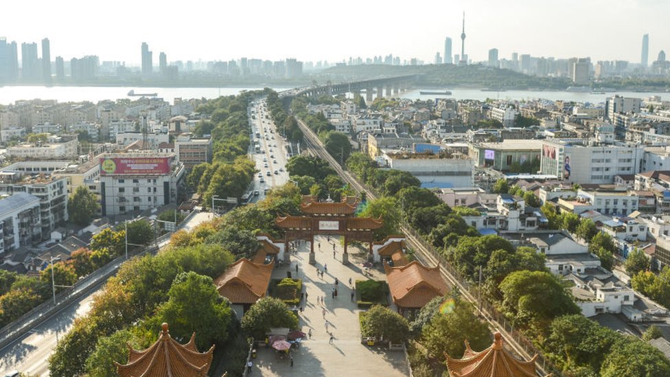 Wuhan, en el centro de China, es una poblada urbe donde viven 8,9 millones de personas. GETTY IMAGES