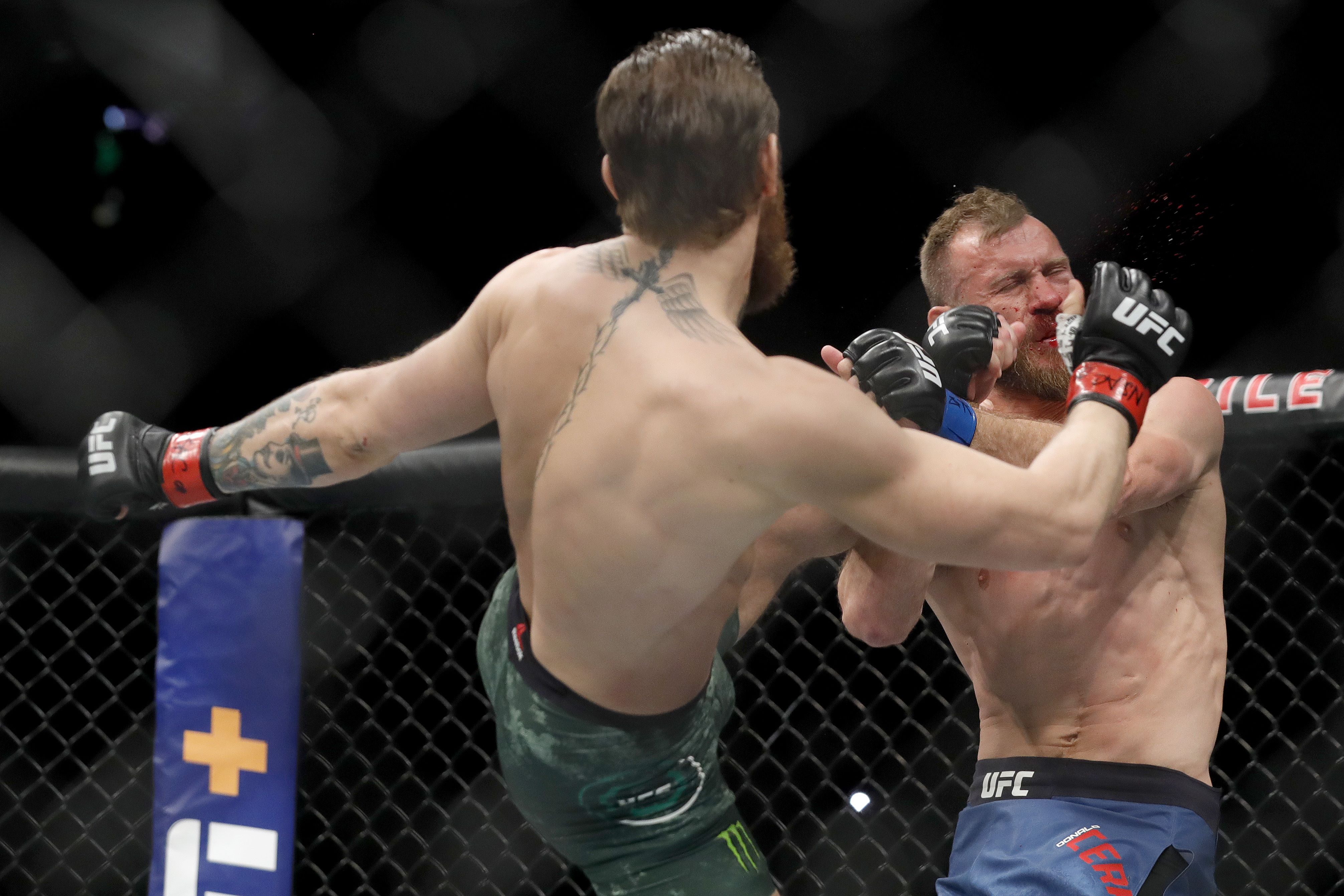 Conor McGregor propina un certero golpe a Donald Cerrone en la pelea  que se realizó en el  T-Mobile Arena en   Las Vegas, Nevada.
 (Foto Prensa Libre: AFP).