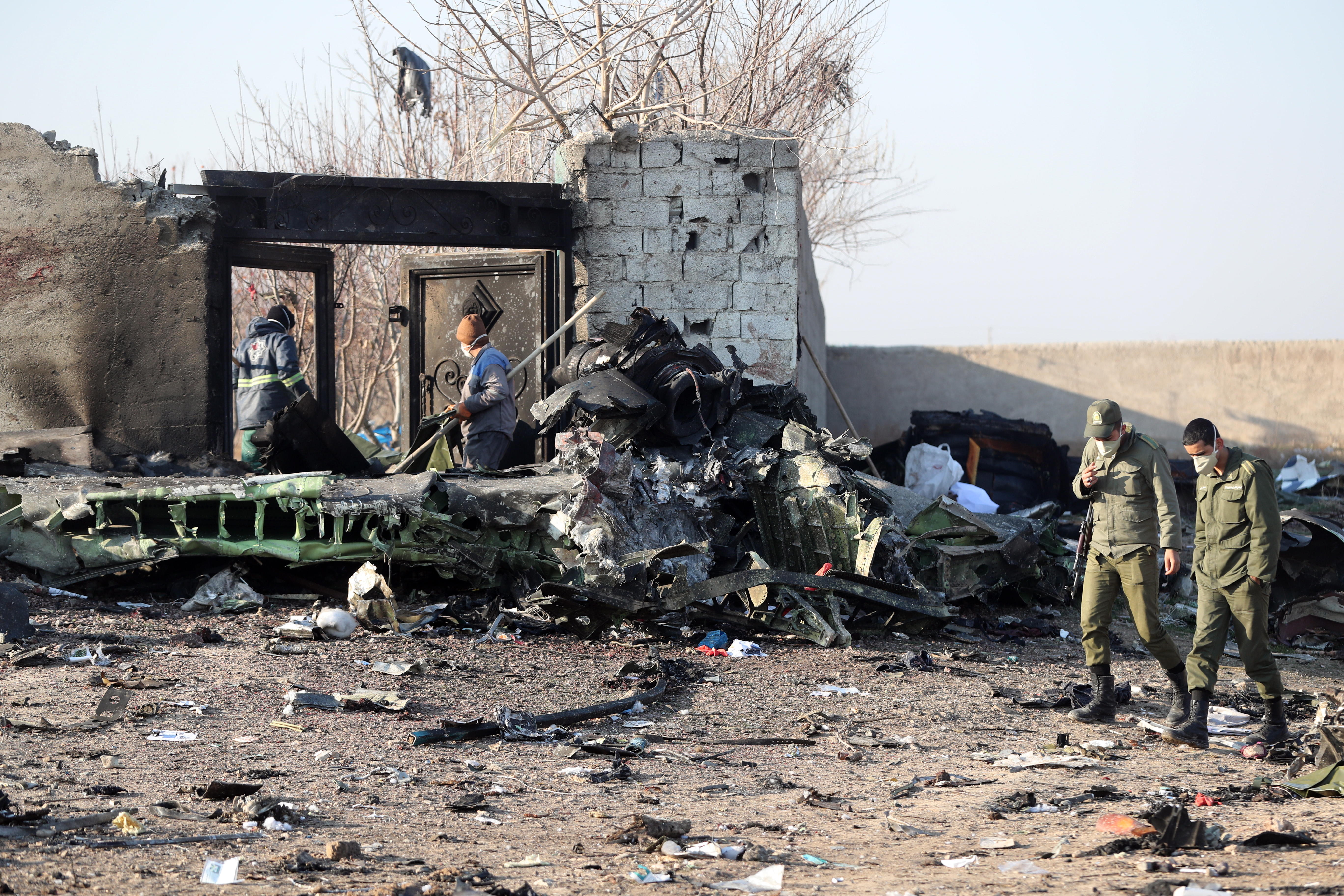 Restos del avión ucraniano derribado por misiles de Irán. (Foto Prensa Libre: EFE)