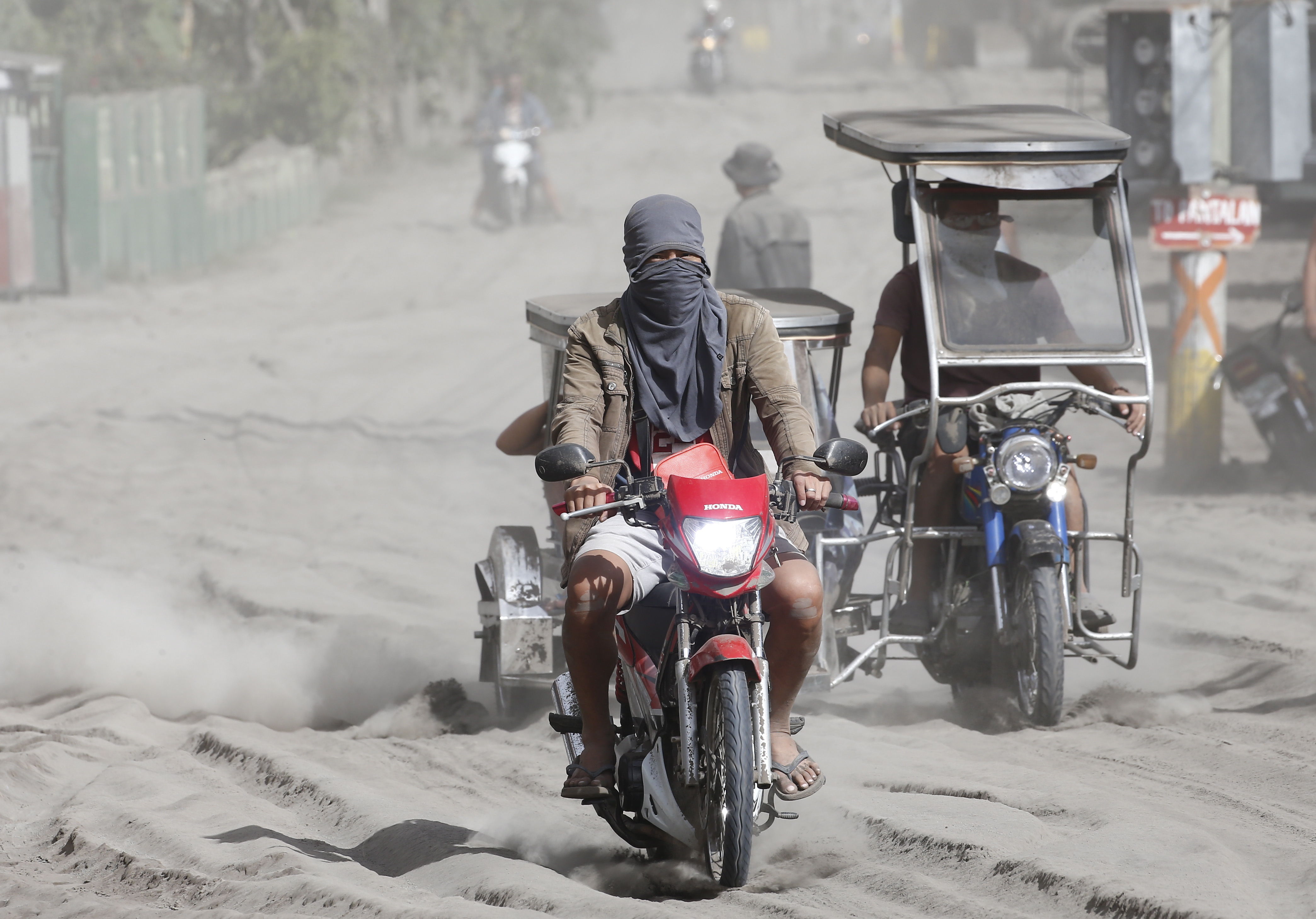 El camino cubierto de cenizas afecta a la población de la provincia de Batangas, Filipinas. (Foto Prensa Libre: EFE)