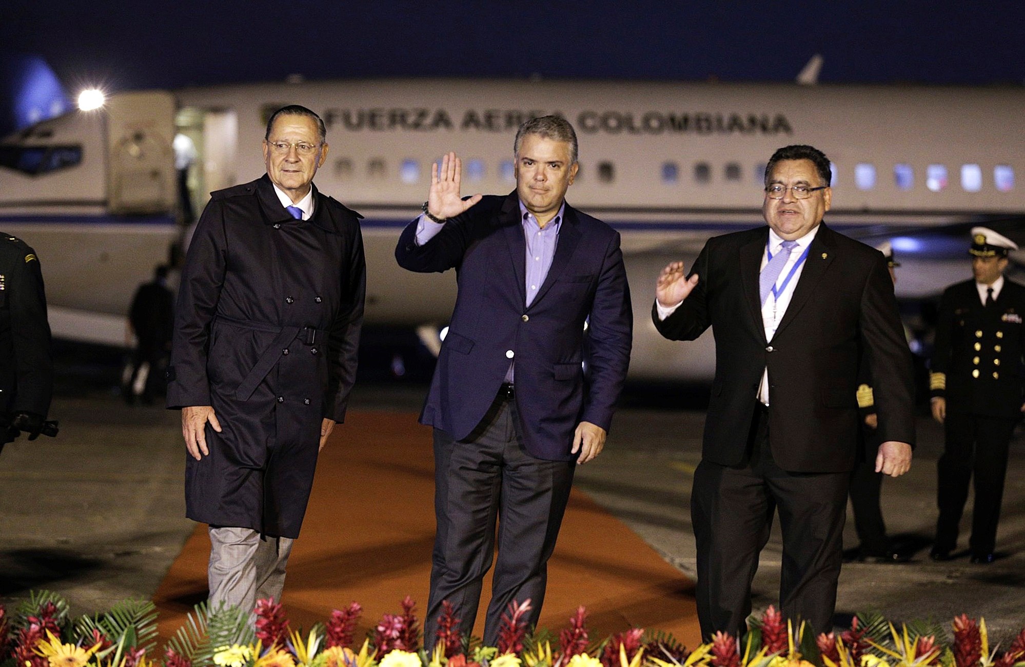 El presidente de Colombia, Iván Duque, llegó en el avión presidencial para la investidura de Alejandro Giammattei como presidente de Guatemala. (Foto Prensa Libre: EFE)