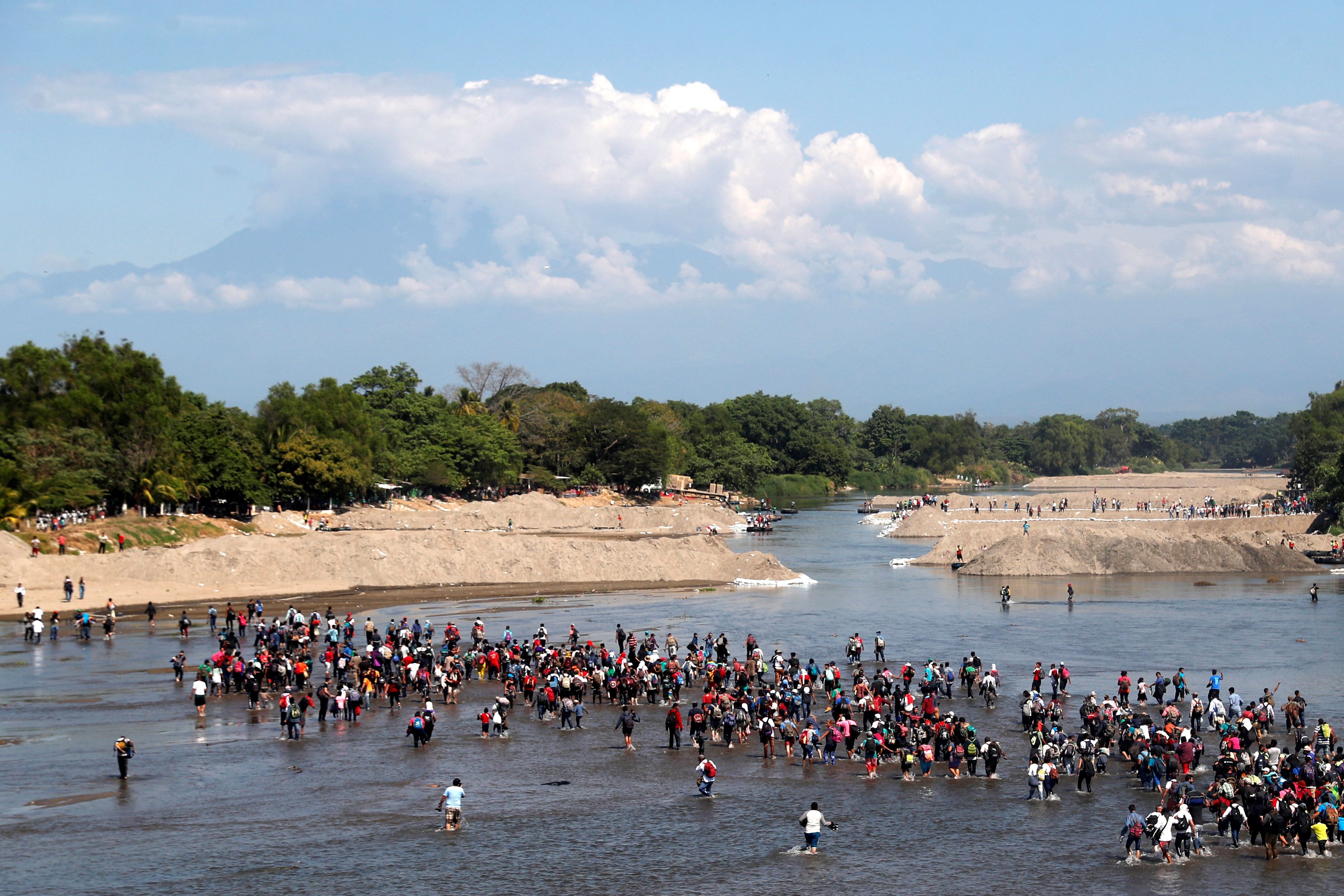 Una caravana cruza el Río Suchiate para ingresar a Ciudad Hidalgo, Chiapas, México, en enero del 2020. (Foto Prensa Libre: Hemeroteca PL)