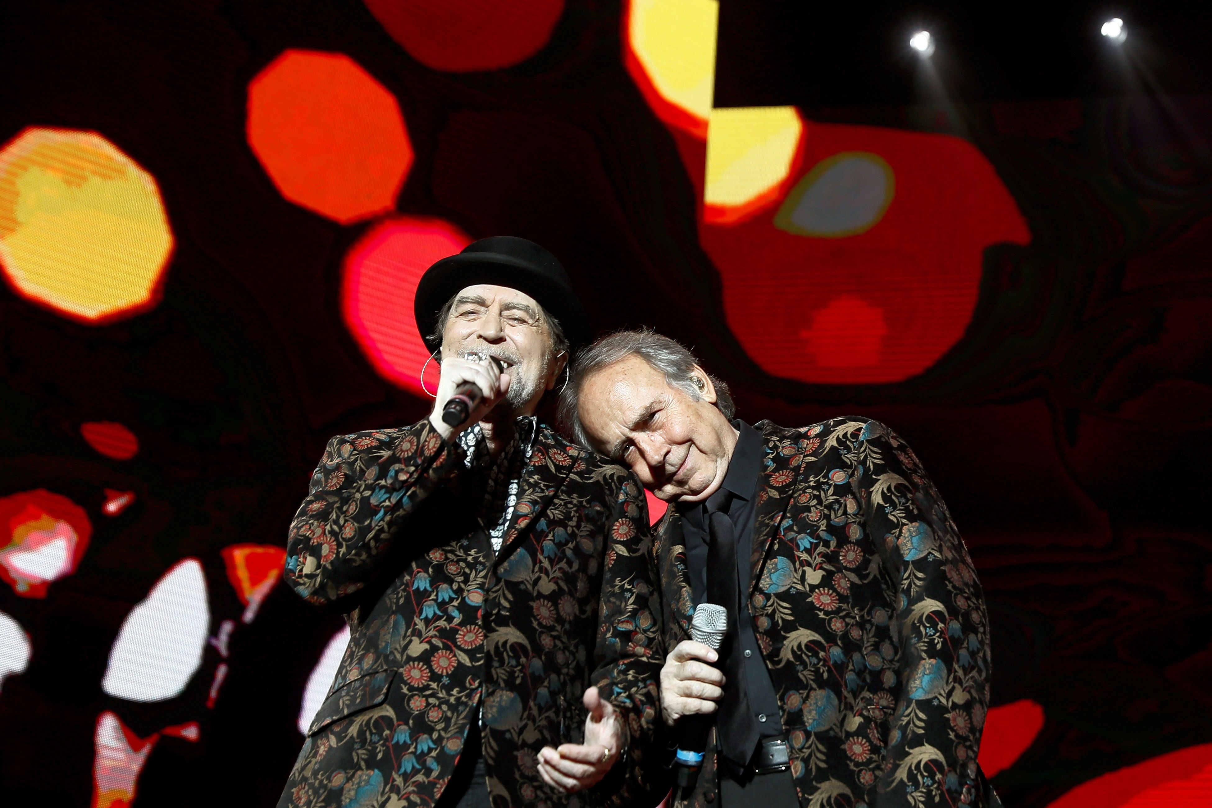 Sabina se cayó  del escenario durante el concierto que cerraba la gira conjunta emprendida con su amigo Joan Manuel Serrat. Foto de archivo Prensa Libre: EFE