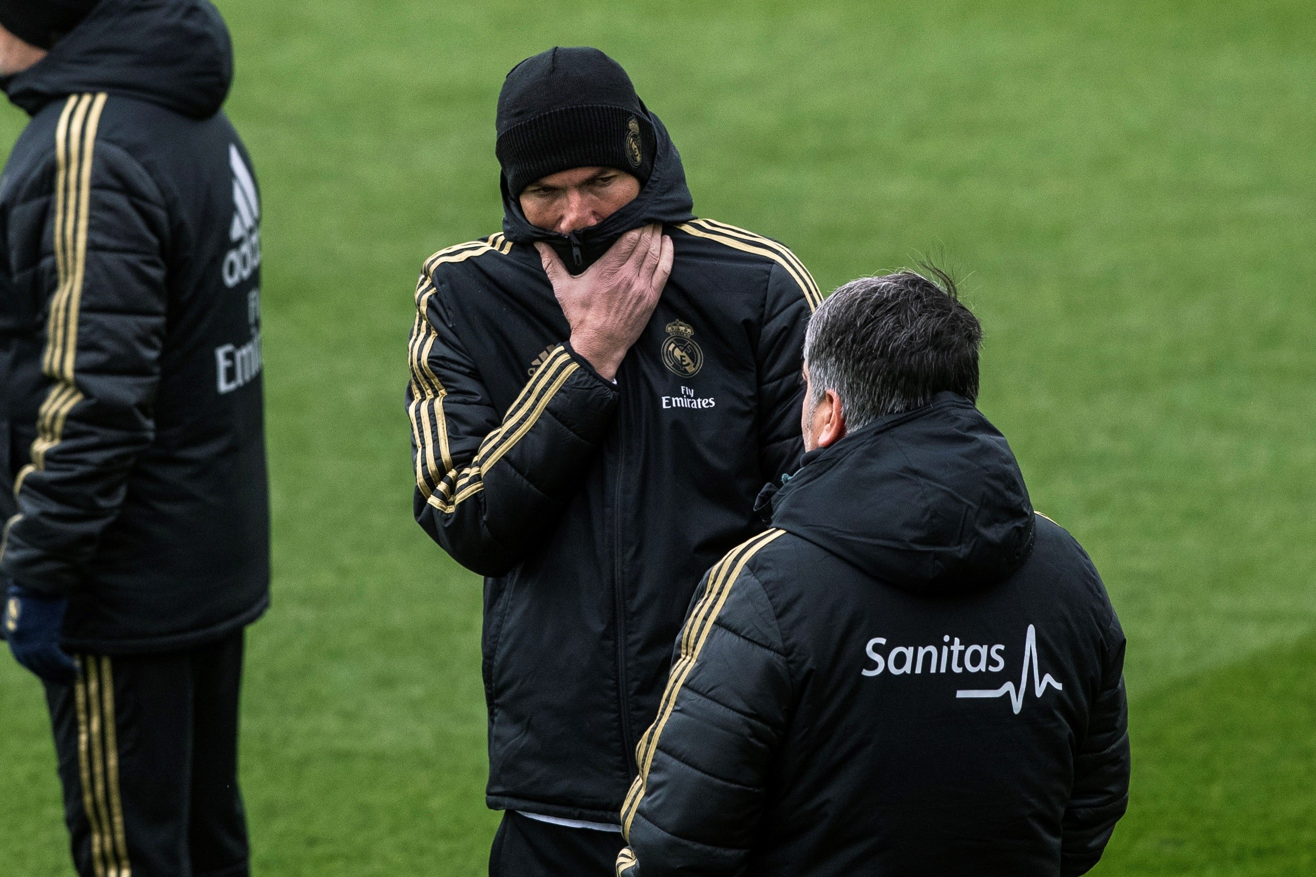 El entrenador francés del Real Madrid, Zinedine Zidane, dirige el entrenamiento en la víspera del partido de dieciseisavos de final de la Copa del Rey contra el Unionistas de Salamanca. (Foto Prensa Libre: EFE)