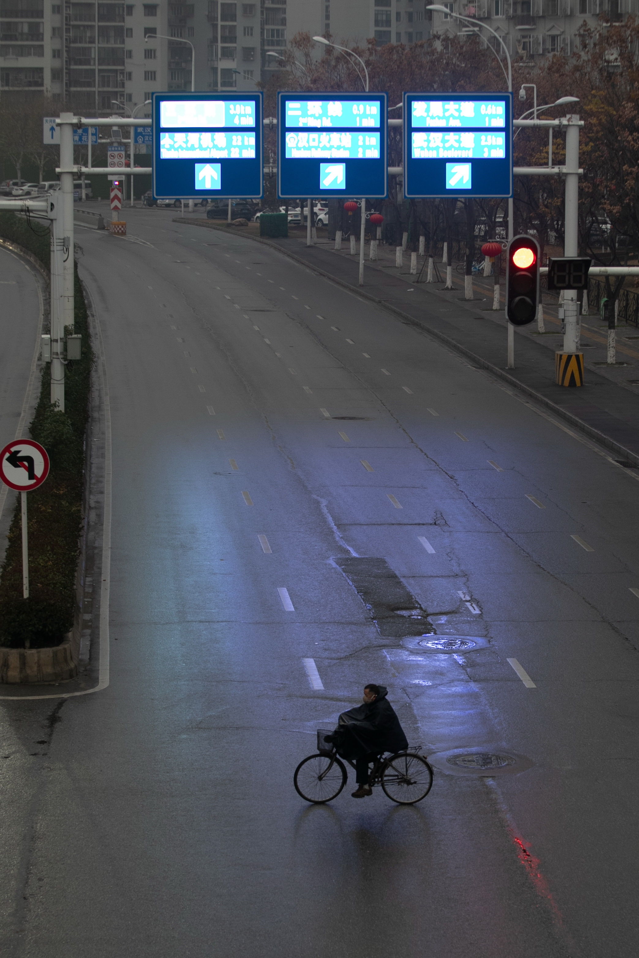 Una de las calles de Wuhan que han sido cerradas por las autoridades para evitar la propagación del coronavirus. (Foto Prensa Libre: EFE)