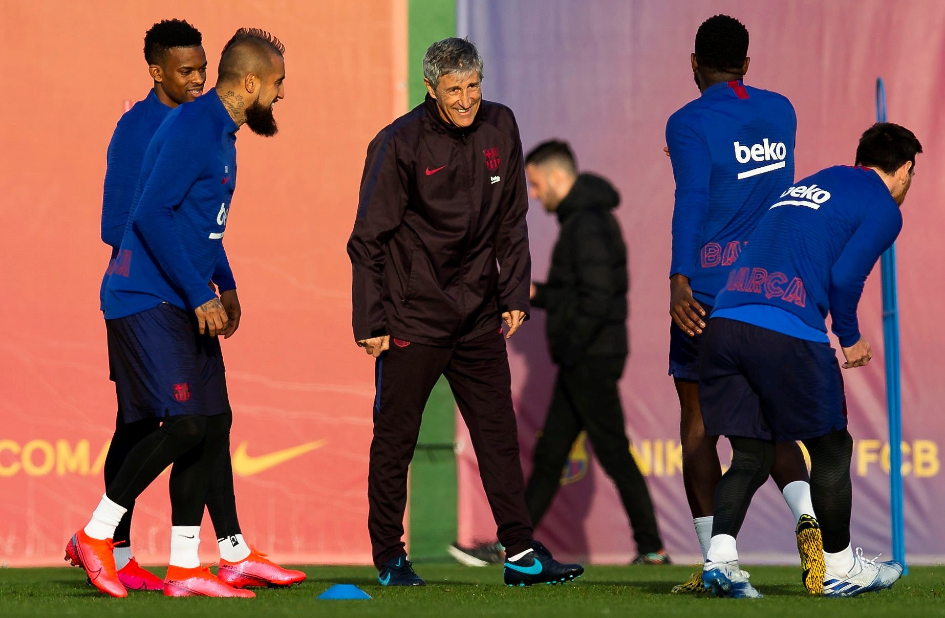 El entrenador Quique Setién durante el entrenamiento del Barcelona. (Foto Prensa Libre: EFE)