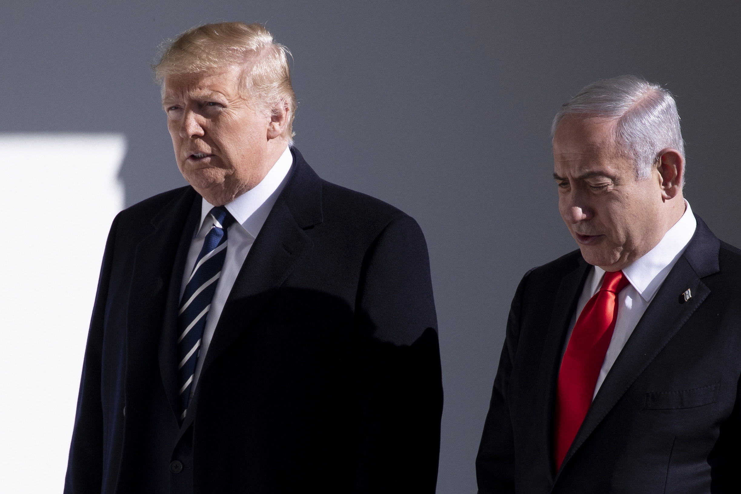 Donald Trump camina con el Primer Ministro de Israel Benjamin Netanyahu en las afueras de la Casa Blanca. (Foto Prensa Libre: EFE)