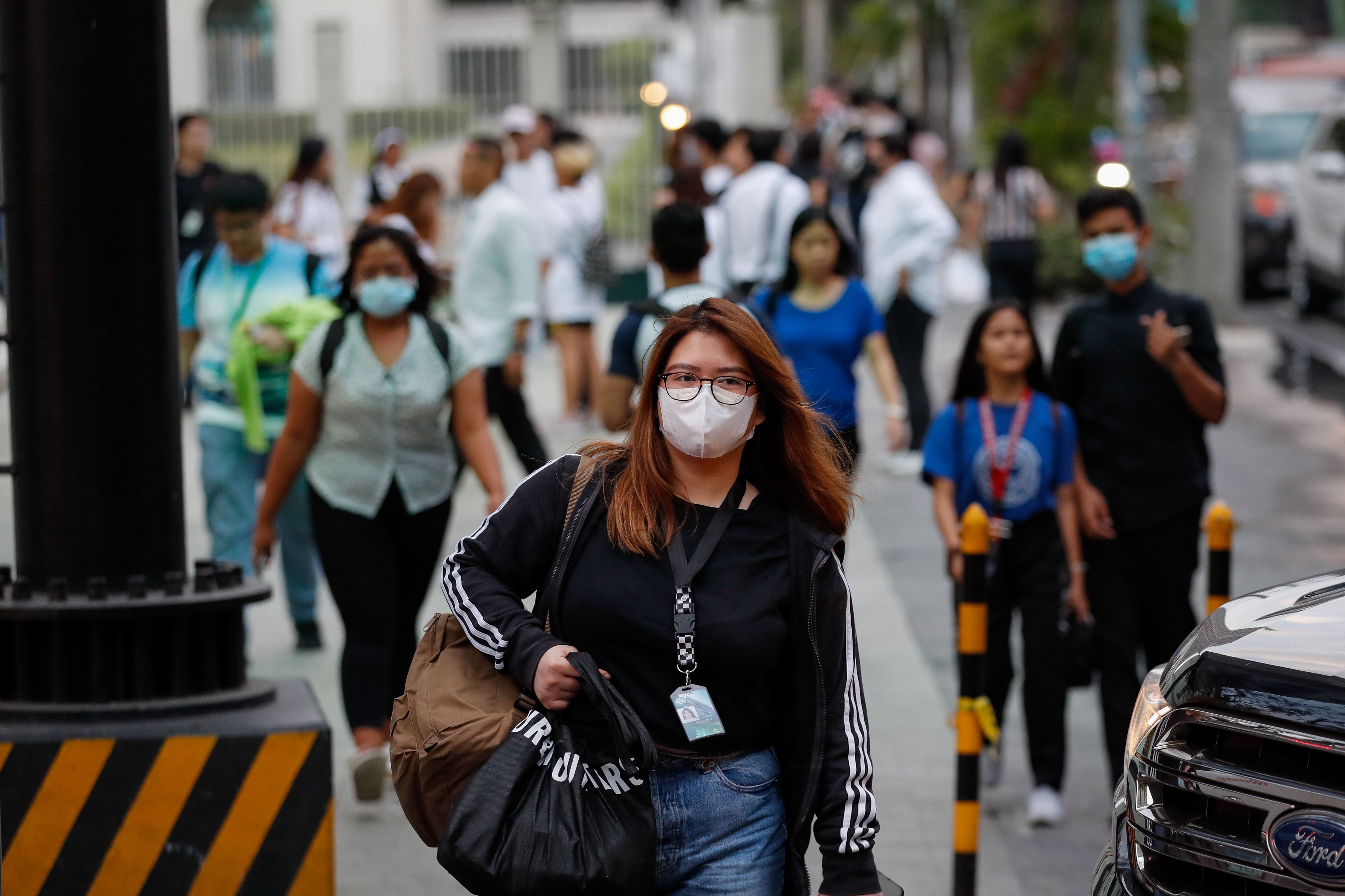 La alarma por el coronavirus se ha extendido mientras miles de personas prefieren utilizar mascarilla para protegerse. (Foto Prensa Libre: EFE)