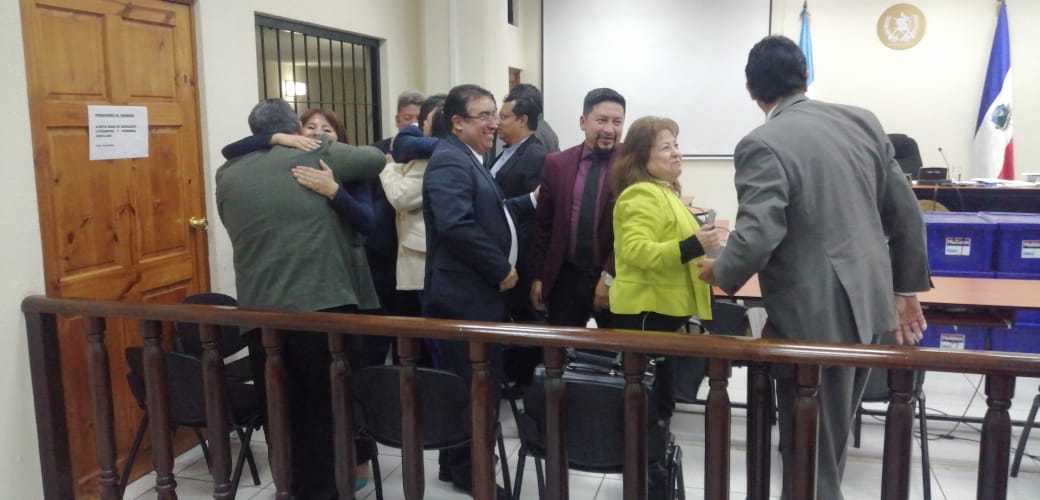 Los sindicados celebran la resolución del juez. (Foto Prensa Libre: María José Longo)