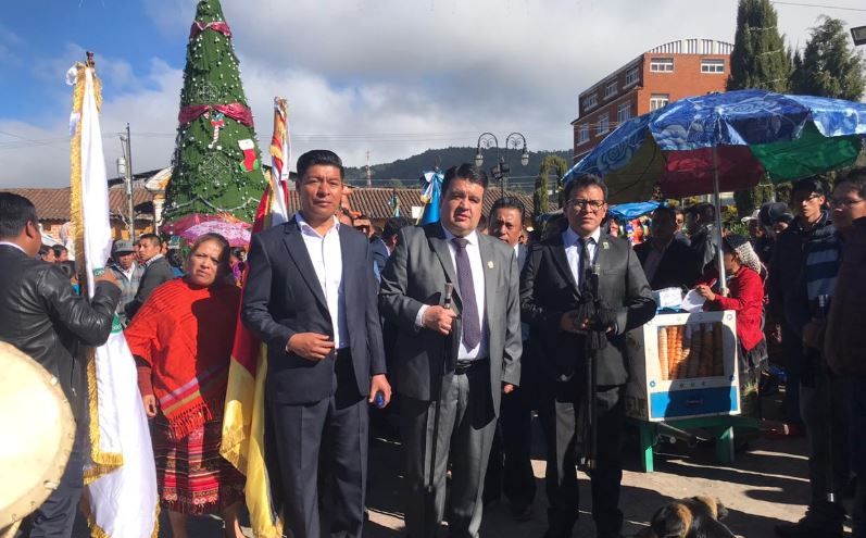 Rafael Gutiérrez, presidente saliente de los 48 Cantones de Totonicapán, -de saco gris- junto al presidente entrante, German Canastuj, -a las izquierda. Lo acompaña el alcalde de Totonicapán, Luis Herrera -con lentes-. (Foto Prensa Libre:  Andrea Ixchíu) 