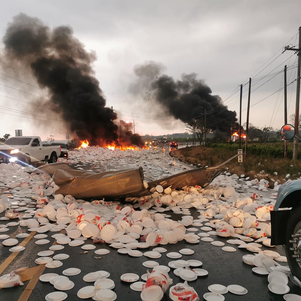 Producto desechable quedó regado en toda la carretera. (Foto tomada de Fernando García/Facebook)