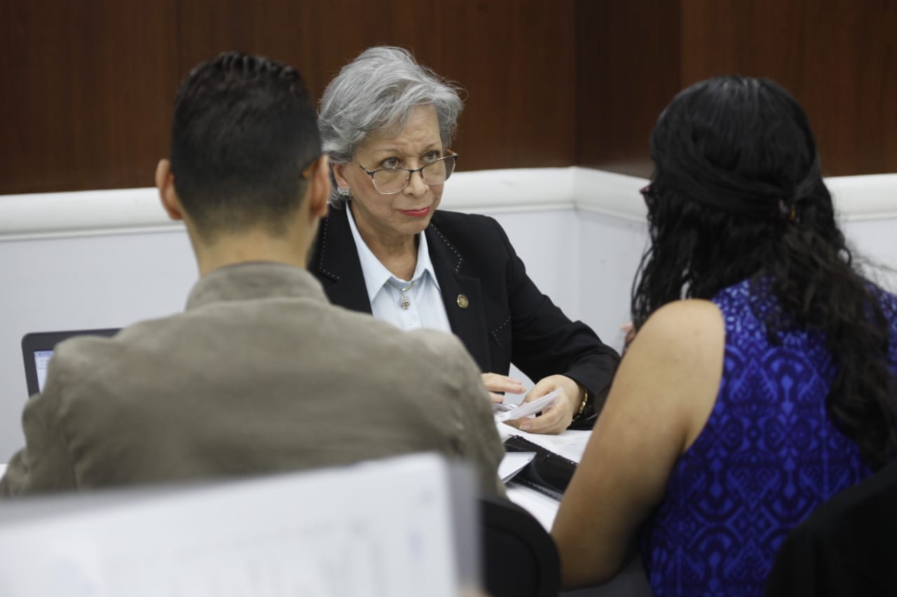 La magistrada de la Corte Suprema de Justicia, María Eugenia Morales due una de las últimas que entregó su expediente en la postuladora del TSE. (Foto Prensa Libre: Noé Medina)  