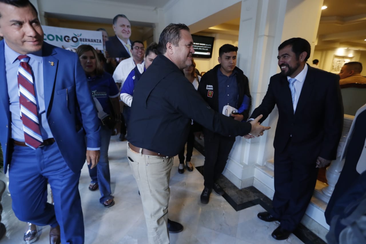 Jorge Orellana alcalde de Guastatoya, El Progreso saluda a MIguel Ovalle alcalde de Salcaja, Quetzaltenango previó a la elección de la presidencia de la Anam. (Foto Prensa Libre: Esbin García) 