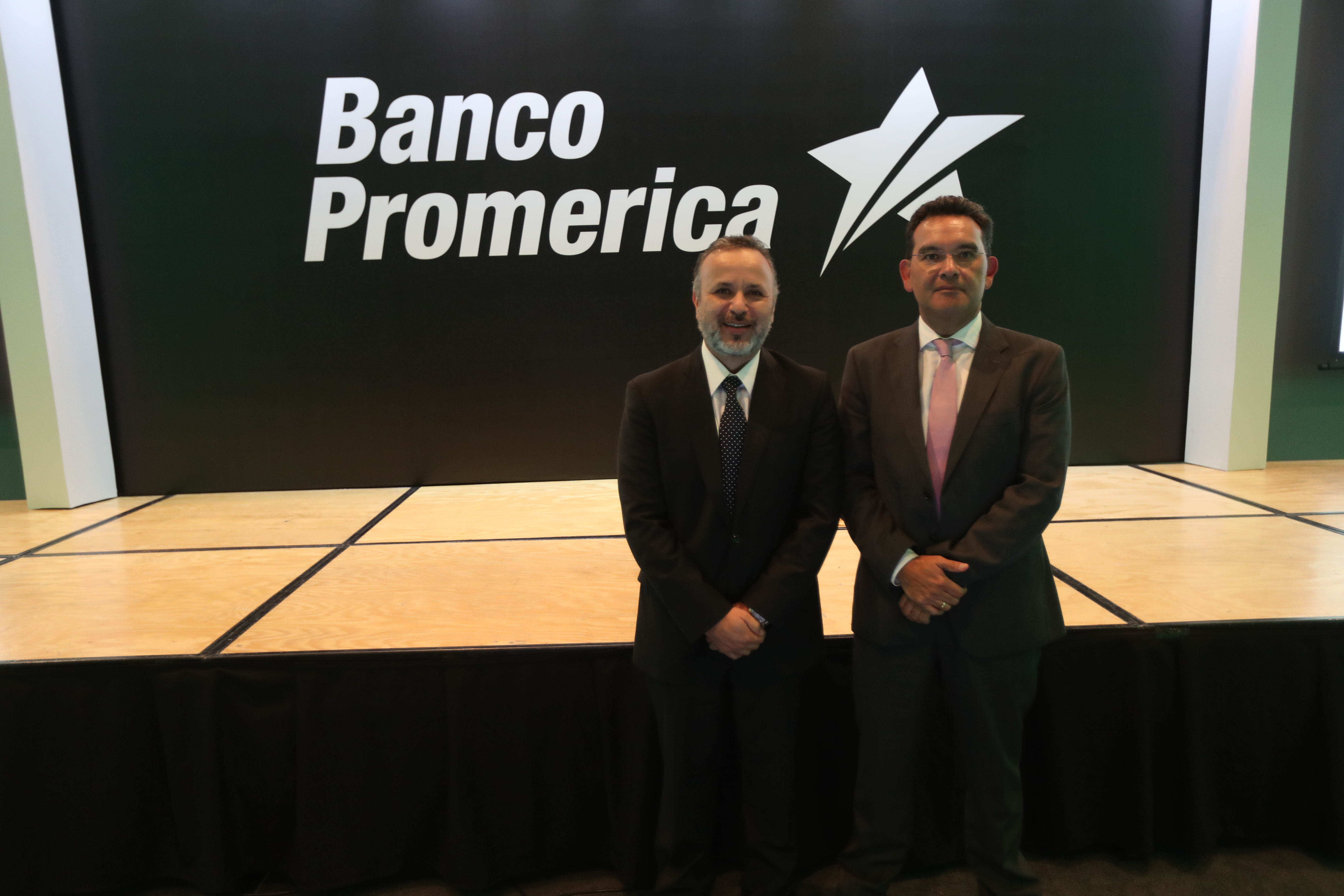 Edgar Bran gerente general de Banco Promerica Guatemala y el conferencistas internacional Paulo De León. Foto Prensa Libre: Norvin Mendoza