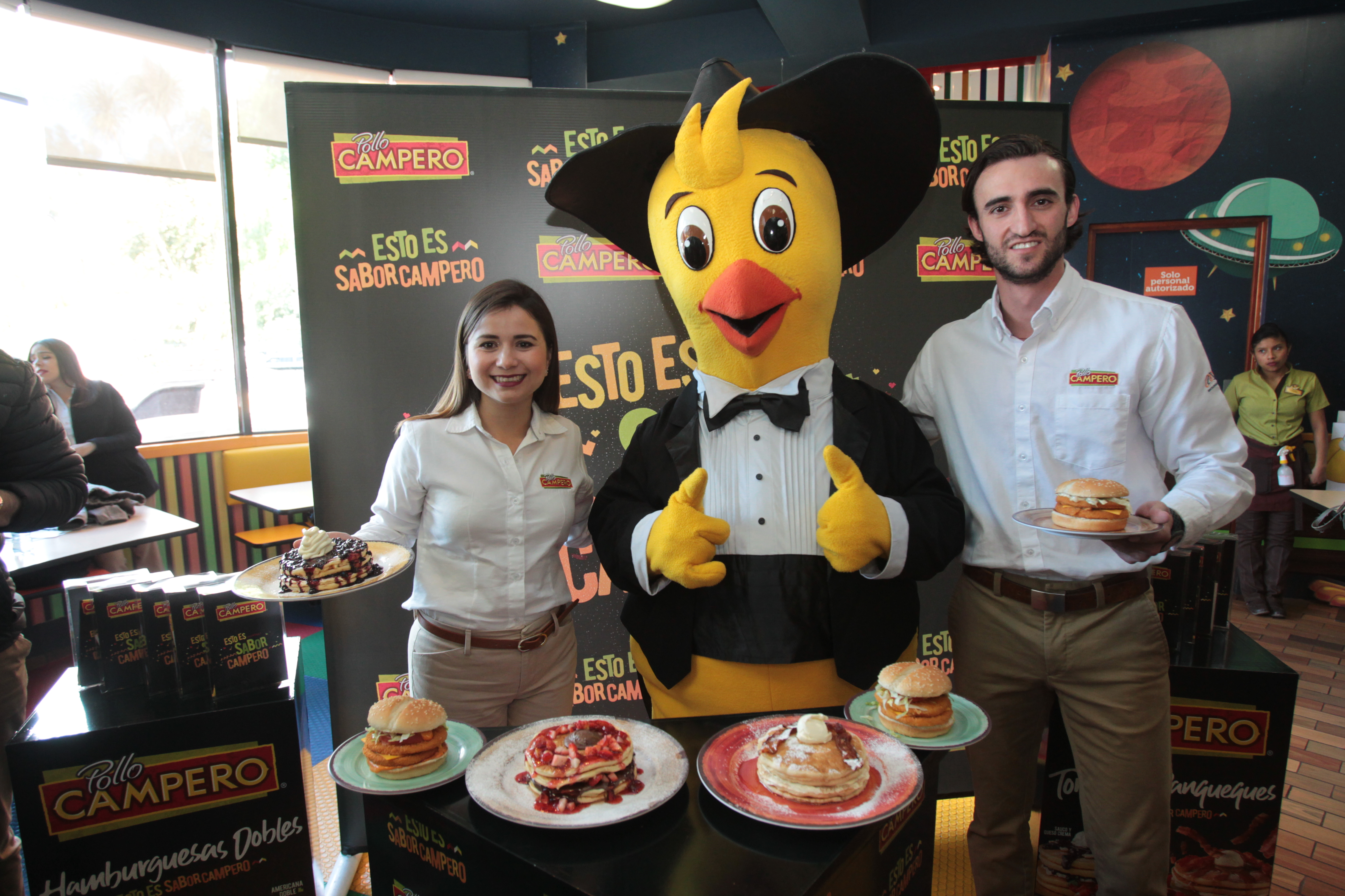 Diana Aguirre, gerente de marca, y Félix Tejada, coordinador de marca de Pollo Campero, presentaron los nuevos menús de temporada. Foto Prensa Libre: Norvin Mendoza