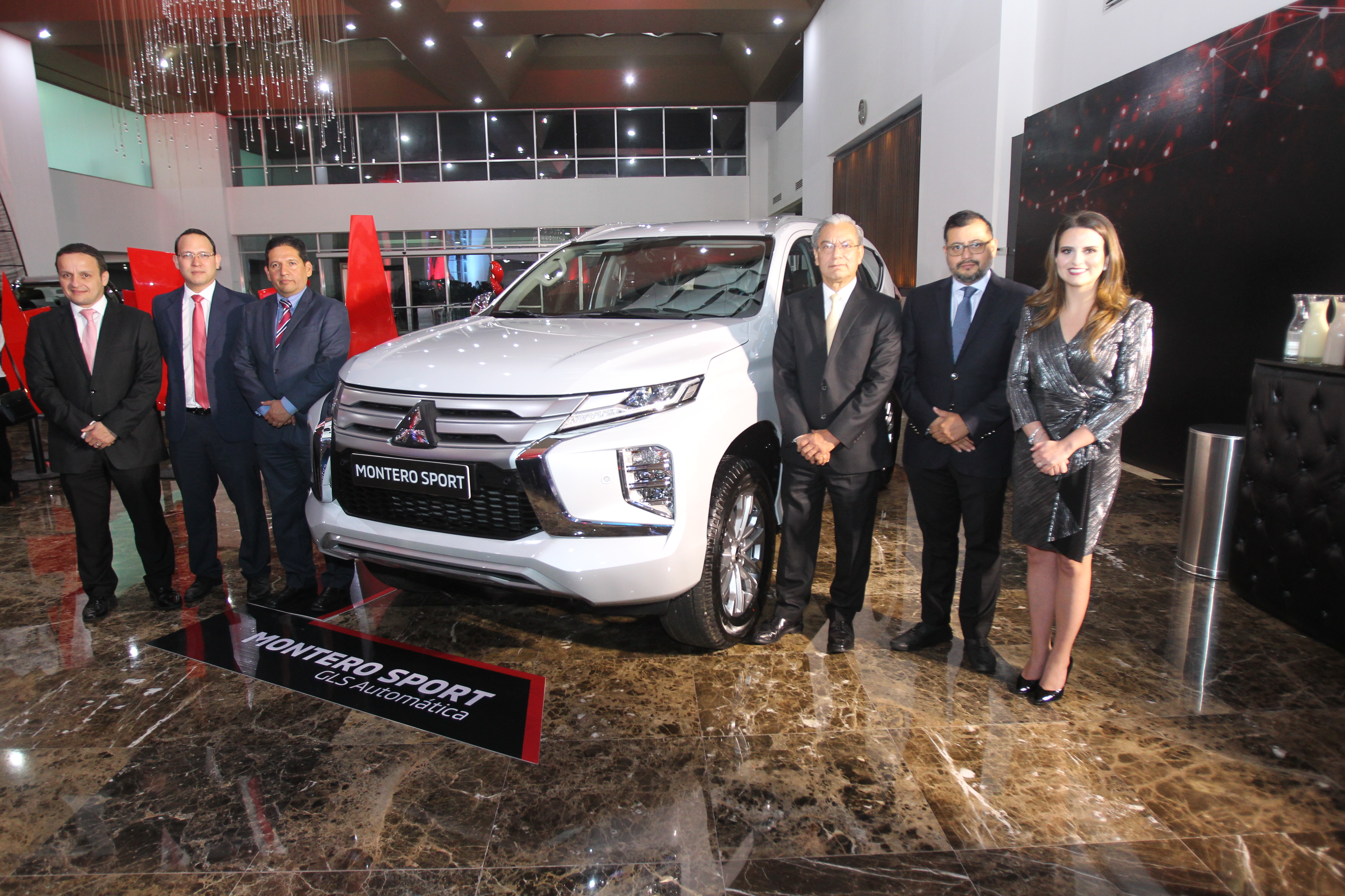 Alfredo Hasbun, Gerente de ventas Mitsubishi; Roberto Martínez, Gerente de marca Mitsubishi; José David Gularte, Gerente General de ventas multimarca Excel; Lic. Leonel Fonseca, Gerente de país Excel Guatemala; Everst Figueroa, Gerente general Excel Guatemala, y Carmen Guzmán, Gerente general de mercadeo multimarca Excel. Foto Prensa Libre: Norvin Mendoza