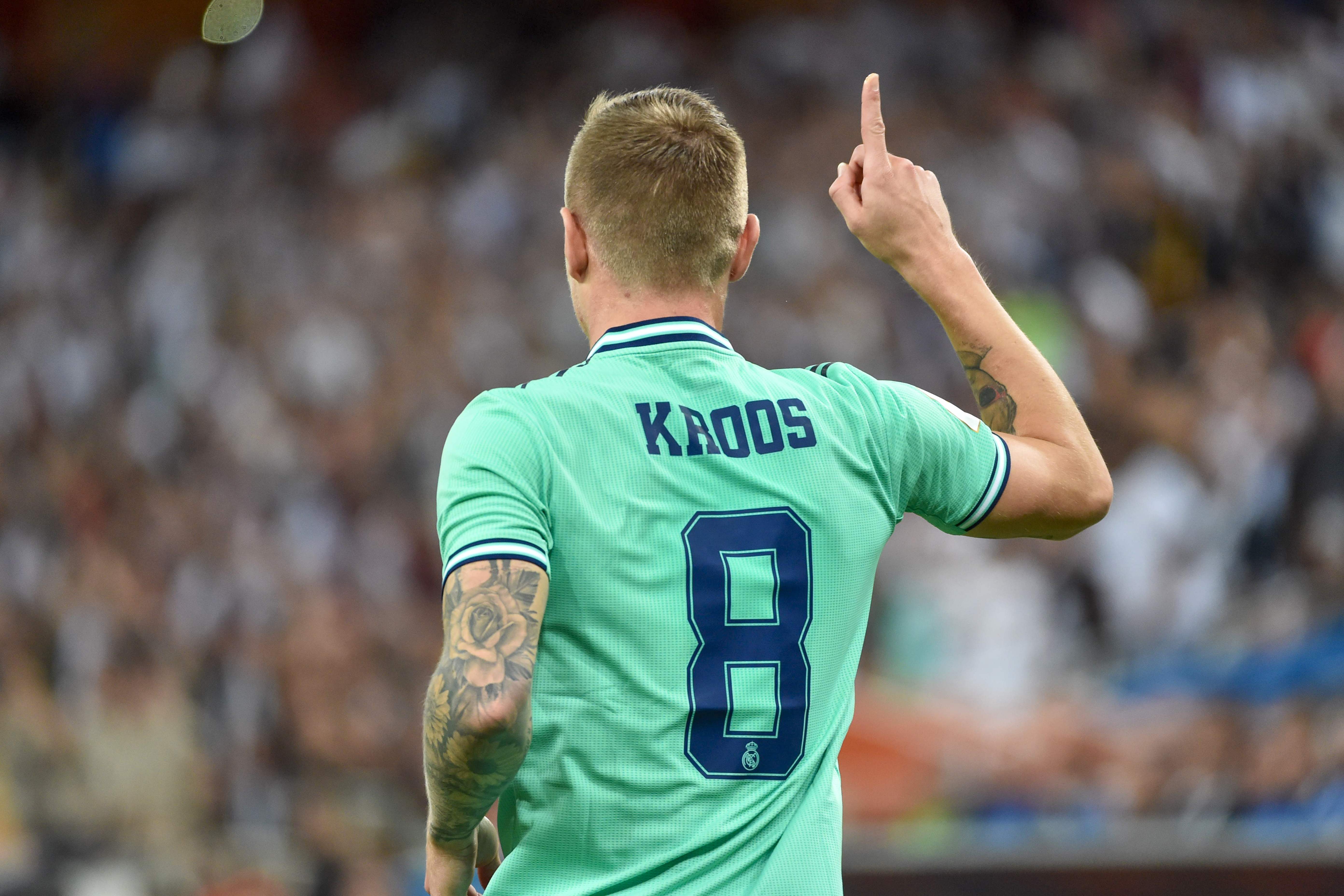 El volante alemán del Real Madrid, Toni Kroos, anotó un golazo contra el Valencia en la semifinal de la Super Copa. (Foto Prensa Libre: AFP)