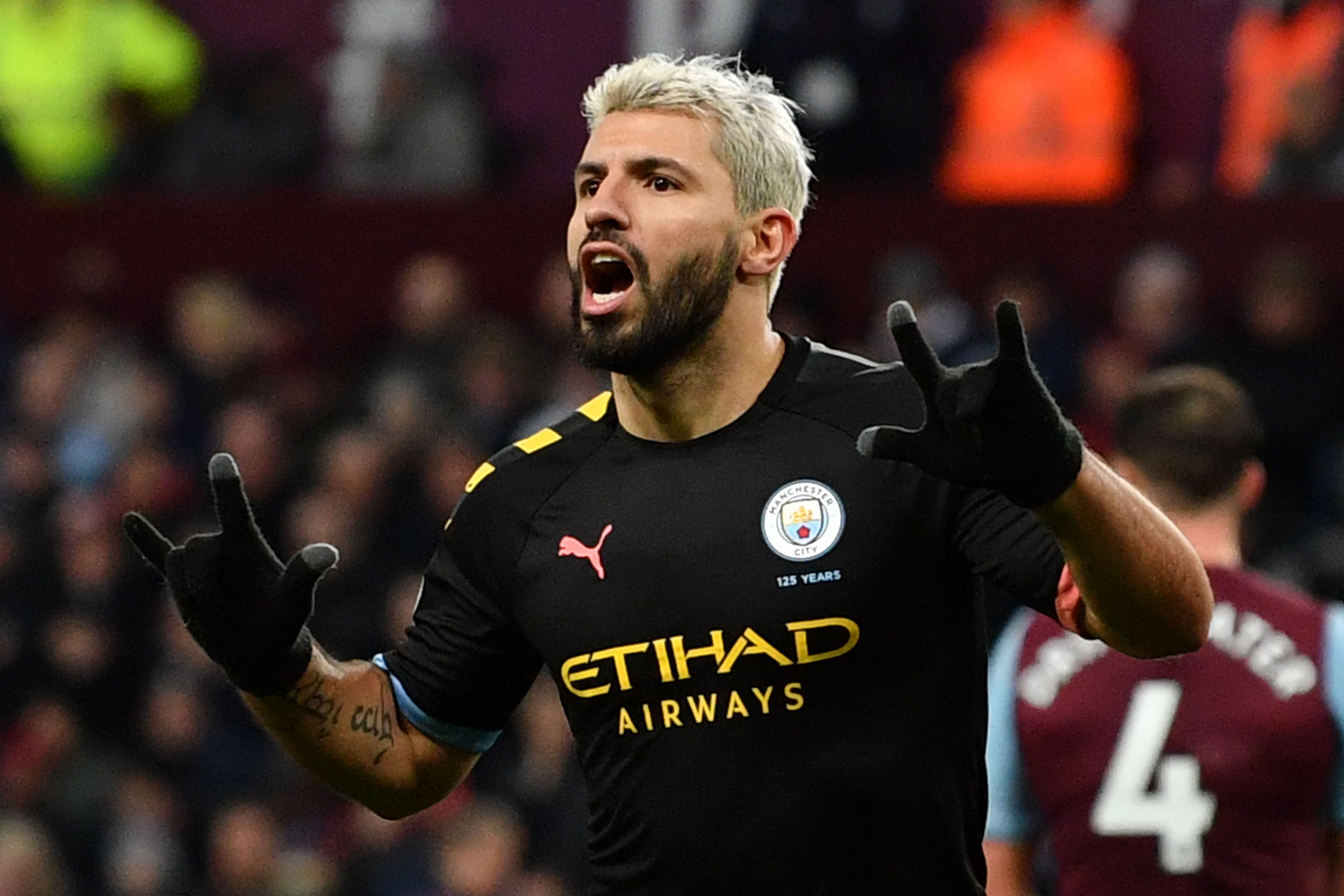 El argentino Sergio Aguero celebra uno de los goles en la victoria del  City contra el Aston Villa. (Foto Prensa Libre: AFP).