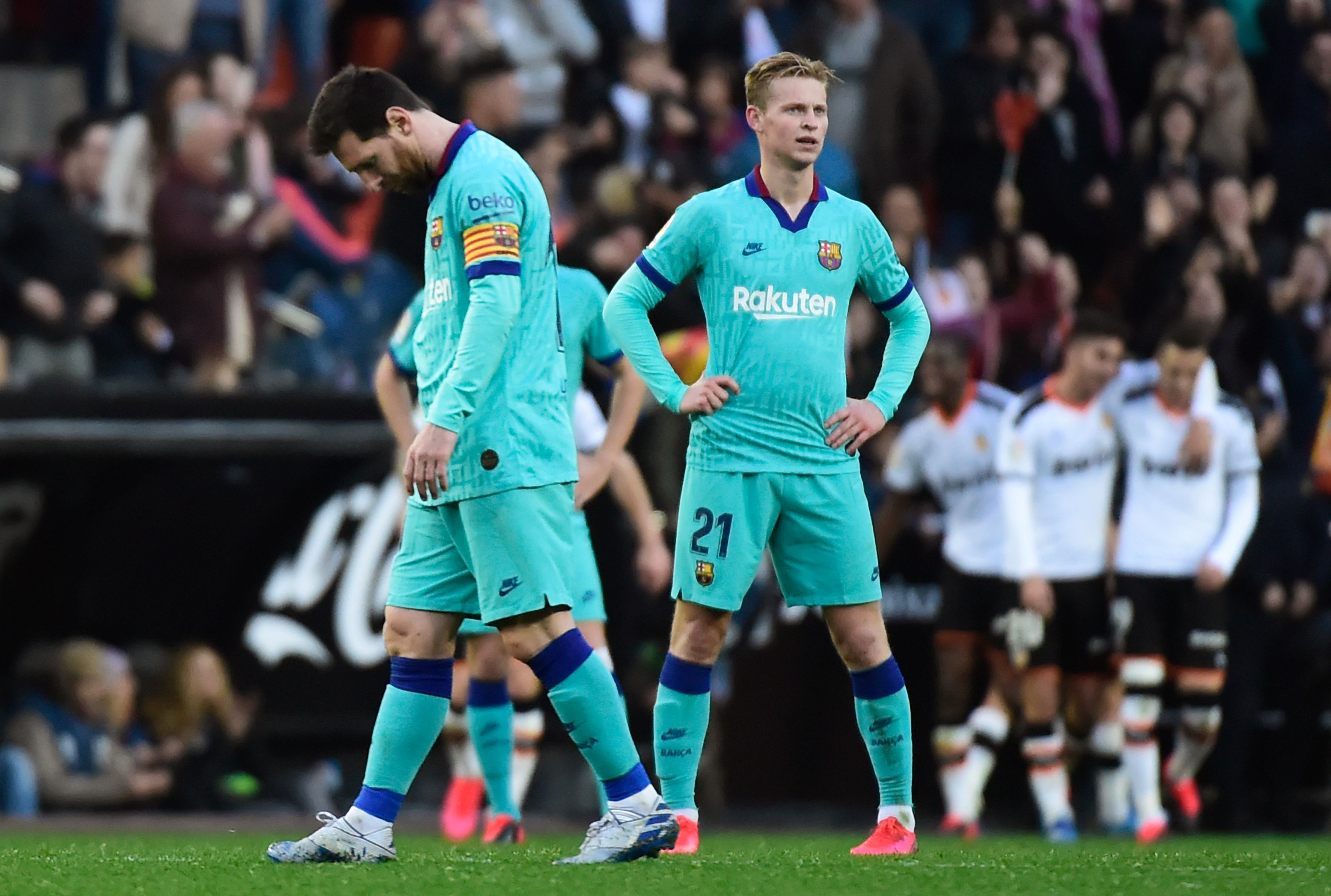 Messi se lamenta en el partido contra el Valencia. (Foto Prensa Libre: AFP)