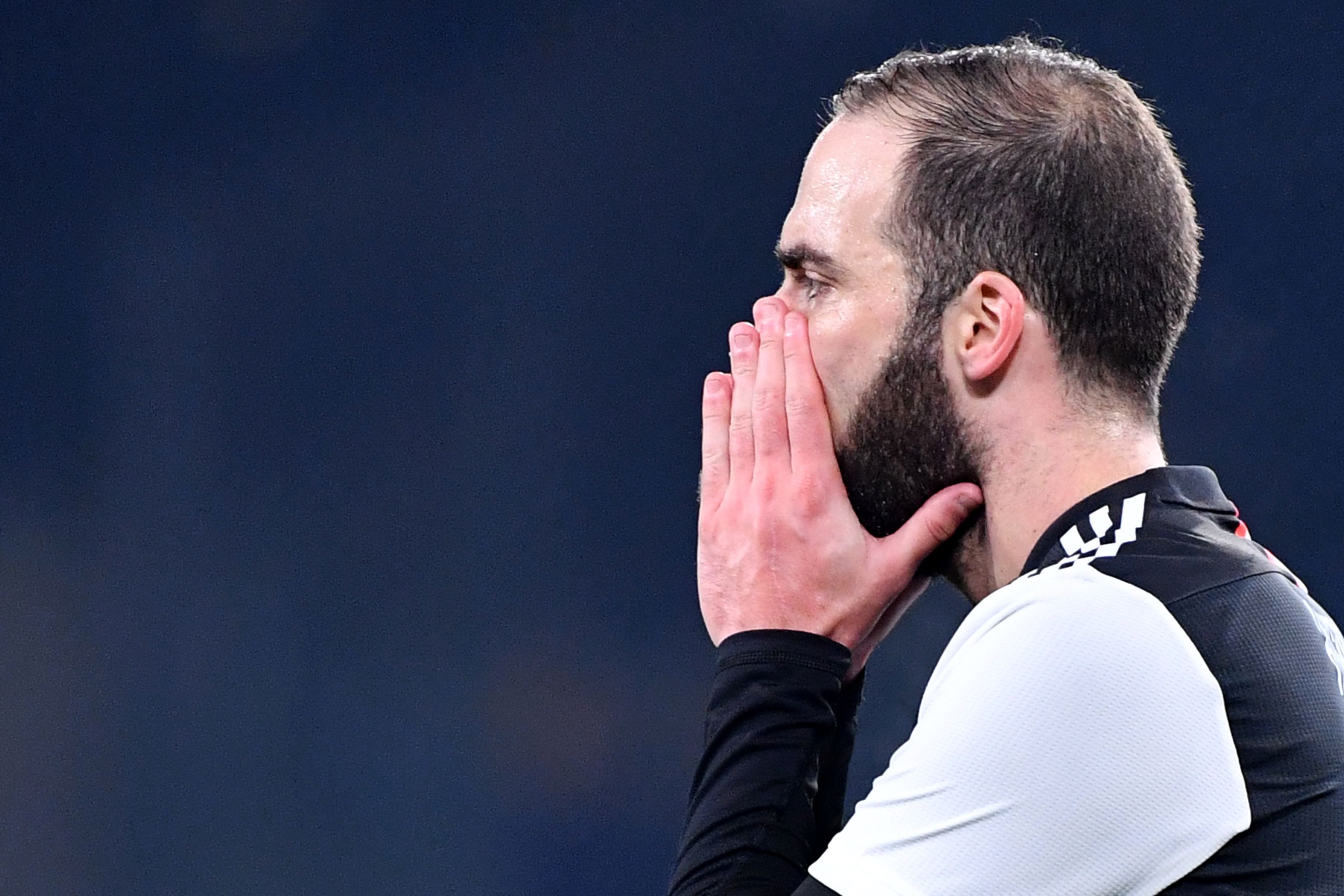 Gonzalo Higuain rompe la cuarentena y retorna a su patria. (Foto Prensa Libre: AFP)