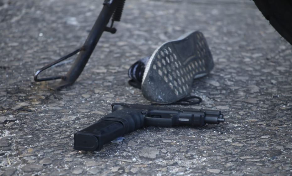 Una de las armas que quedó tirada en el lugar de la balacera en la zona 6. (Foto Prensa Libre: PNC).