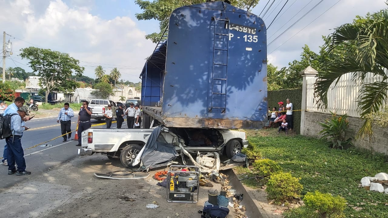 El picop quedó bajo una plataforma que estaba estacionada en el kilómetro 167.5 de la ruta al Pacifico, en Cuyotenango, Suchitepéquez. (Foto Prensa Libre: Marvin Túnchez)