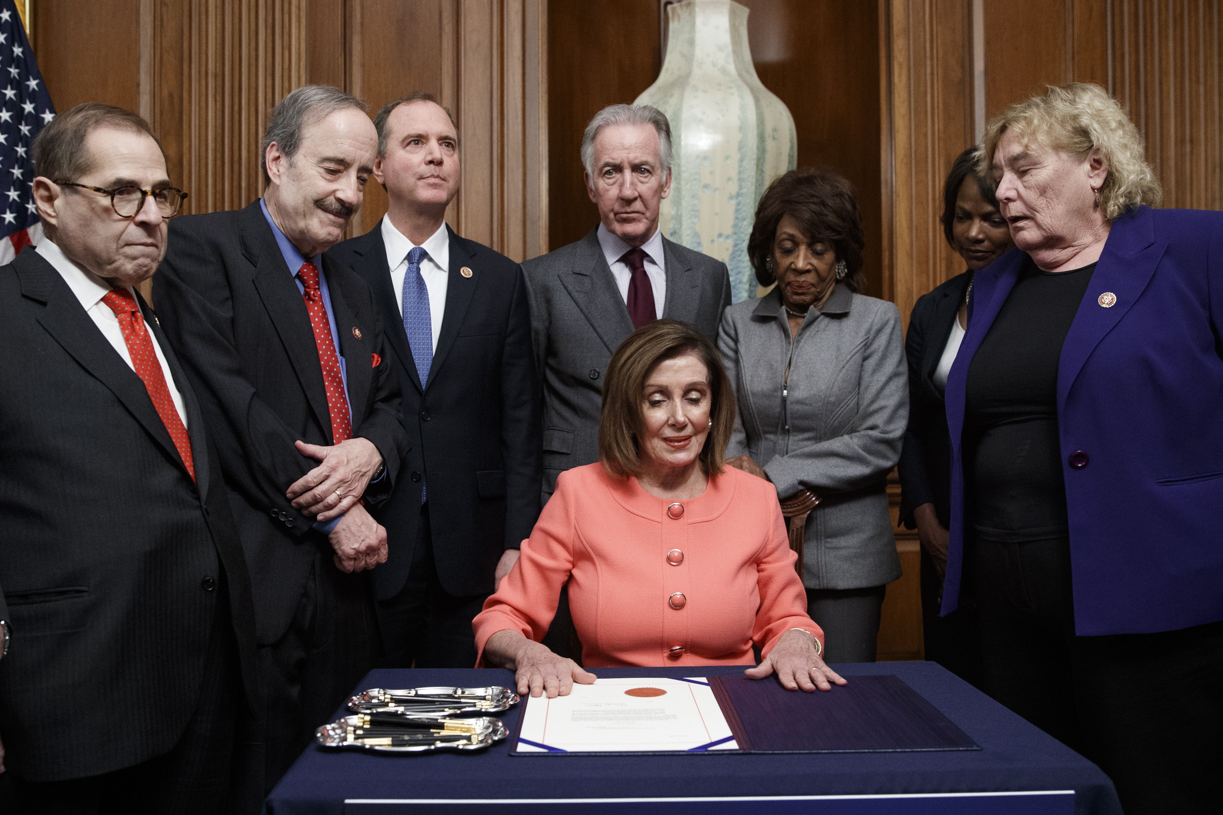 Nancy Pelosi firma la acusación contra Donald Trump. (Foto Prensa Libre: EFE)