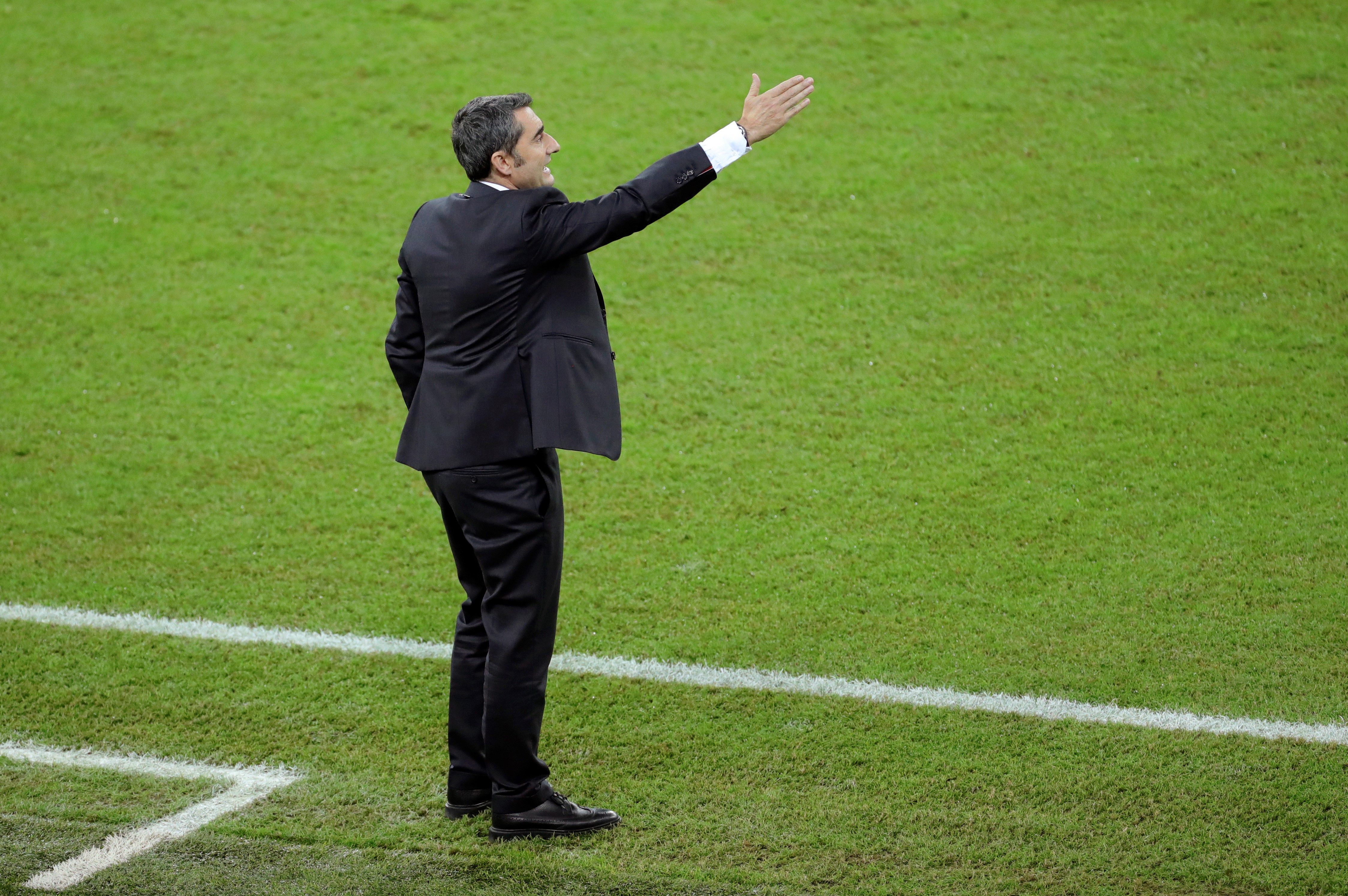 El técnico del FC Barcelona, Ernesto Valverde, durante el encuentro disputado entre el Atlético de Madrid y el FC Barcelona. (Foto Prensa Libre: EFE)