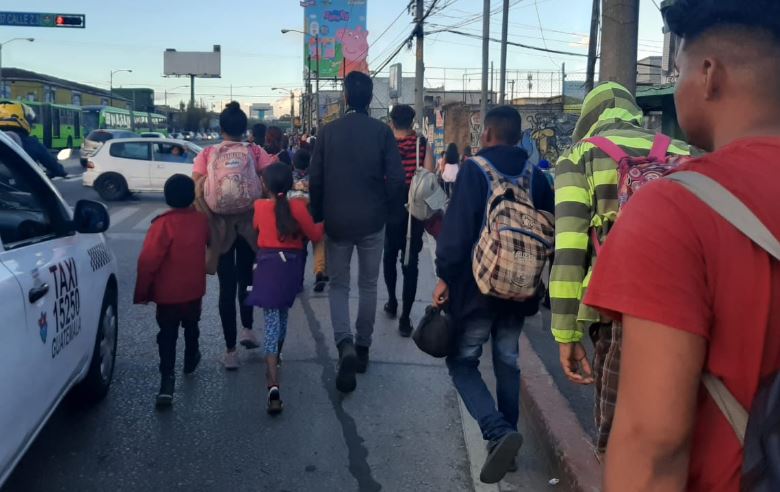 Migrantes se desplazan por la ciudad de Guatemala en su camino hacia la frontera con México. (Foto Prensa Libre: Andrea Domínguez). 