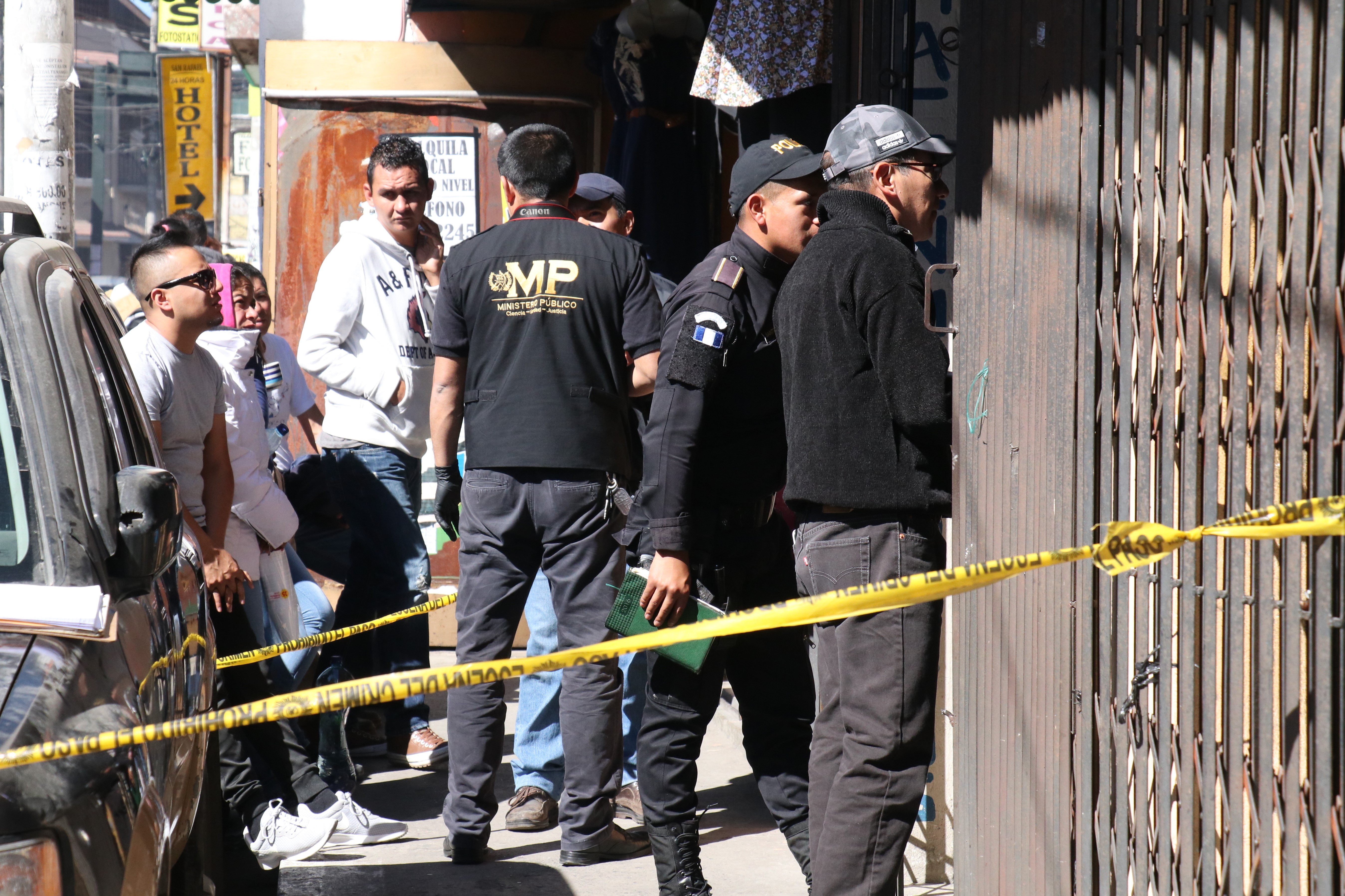 Ministerio Público y Policía Nacional Civil buscan indicios en el negocio donde se registró el robo. (Foto Prensa Libre: Raúl Juárez)