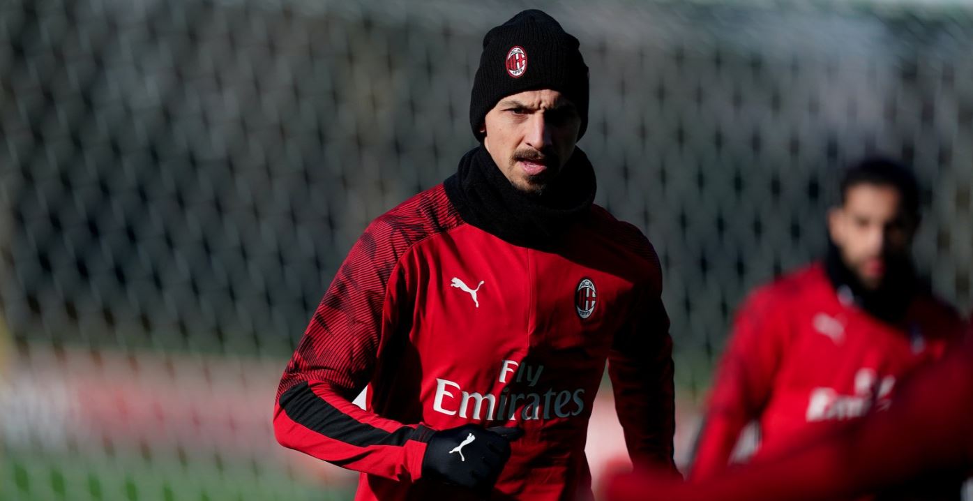 Zlatan Ibrahimovic durante el entrenamiento del AC Milán. (Foto Prensa Libre: Twitter @acmilan)