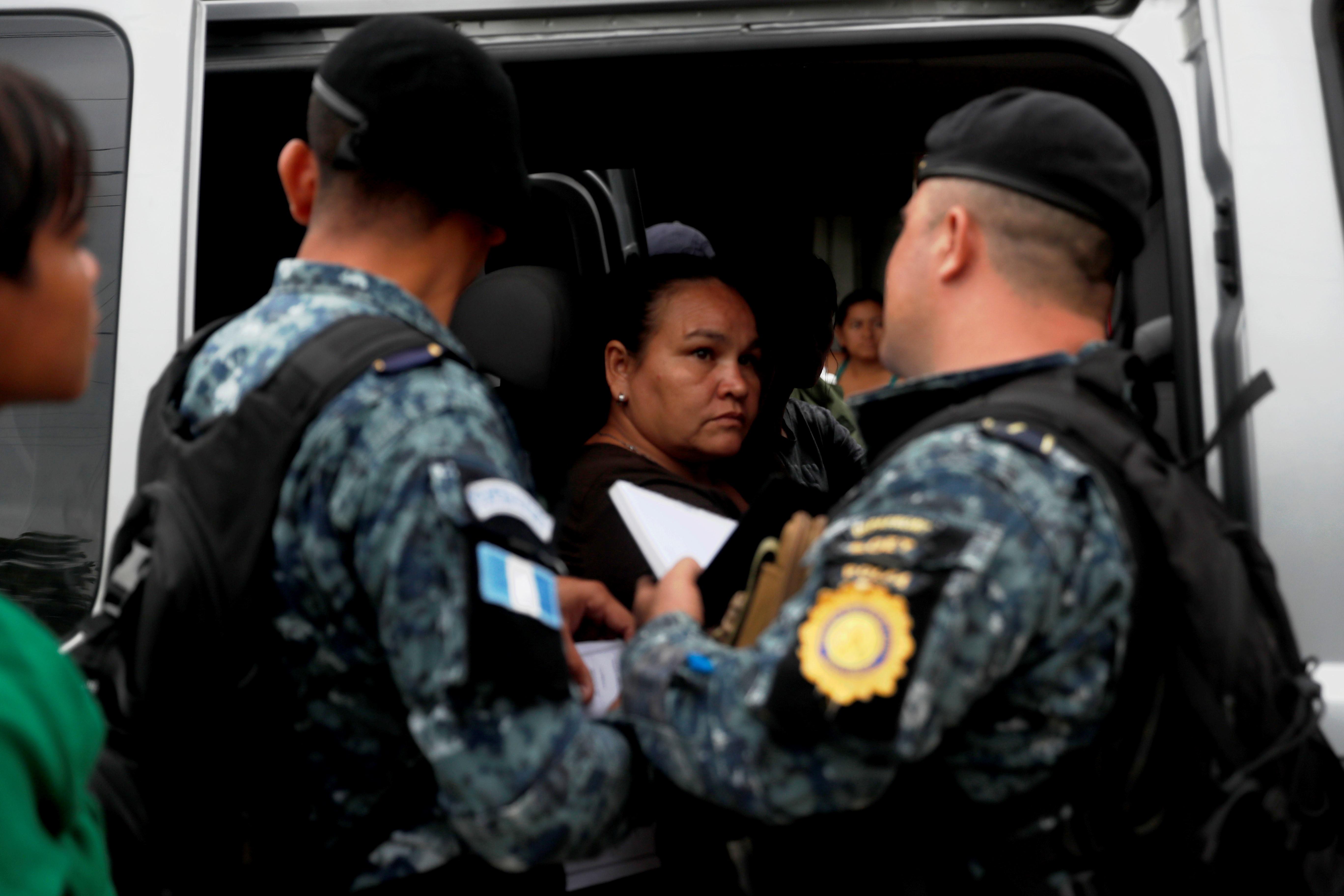 Migrantes hondureños abordan autobuses por órdenes de la Policía Nacional Civil de Guatemala, para ser regresados a su país. (Foto Prensa Libre: EFE)