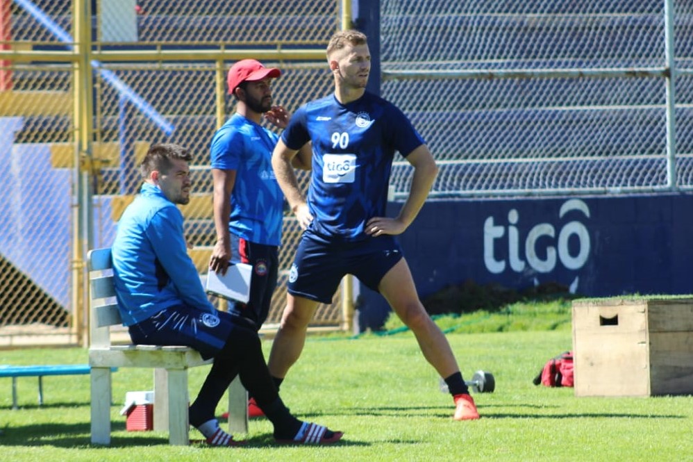 En su primer día el argentino Óscar Belinetz hizo trabajos especiales, separado de sus compañeros. (Foto Prensa Libre: Raúl Juárez)