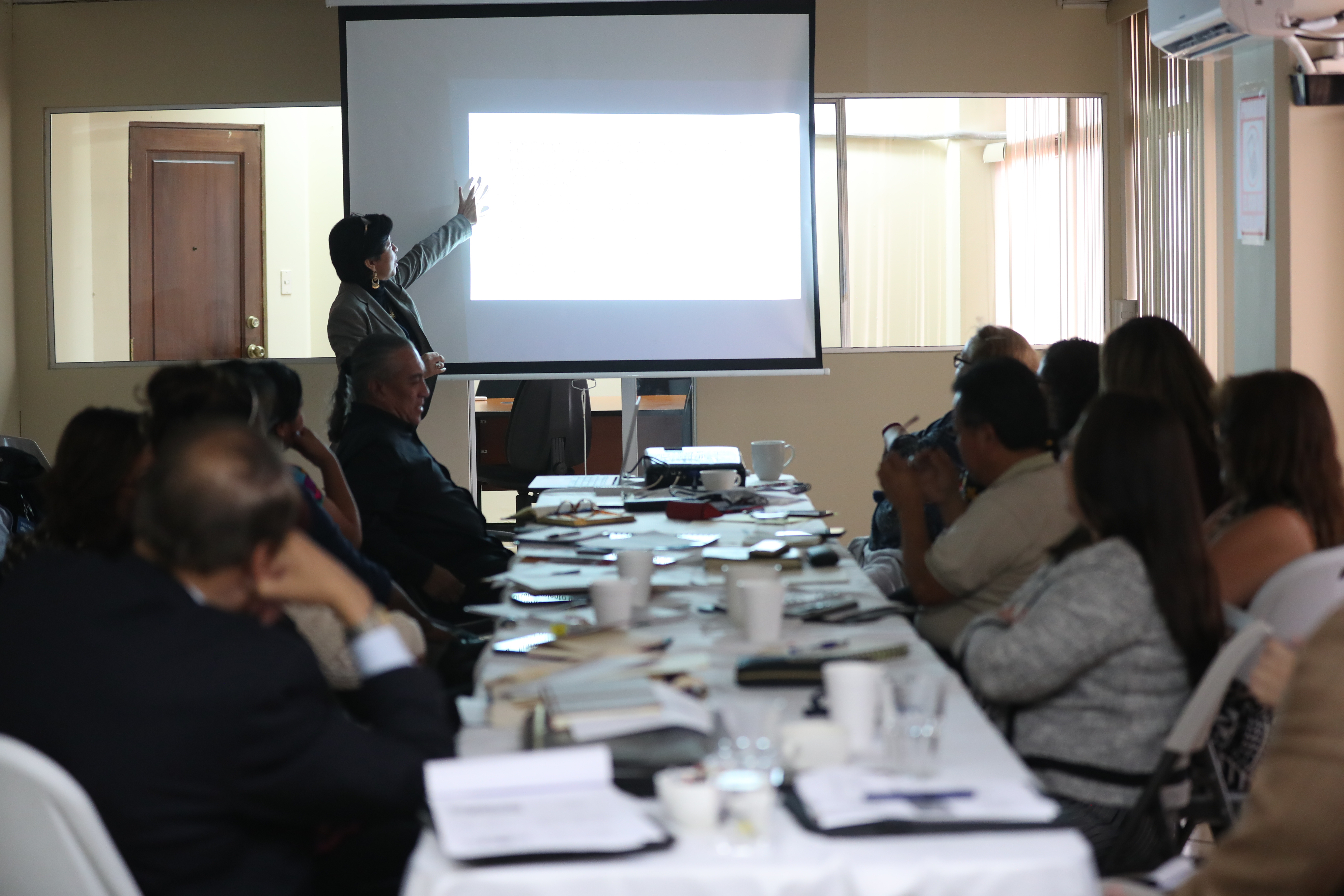 Equipo de transición del gobierno de Alejandro Giammattei discute con sindicalistas y otros sectores salubristas. (Foto Prensa Libre: Miriam Figueroa)