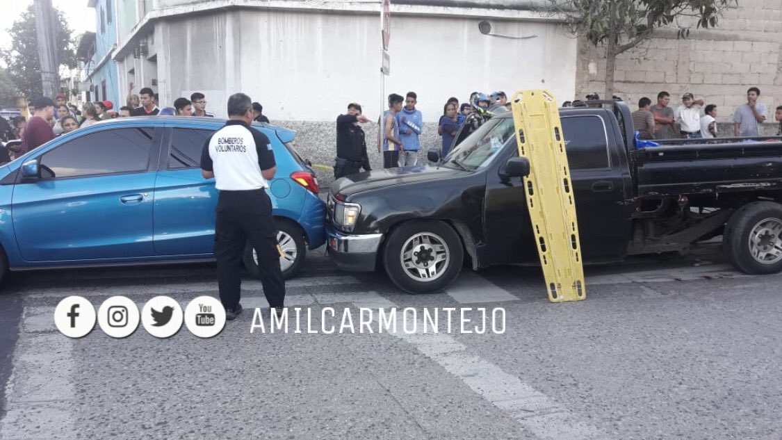 Incidente en el que murió una persona y otra resultó herida en la zona 6. (Foto Prensa Libre: PMT)