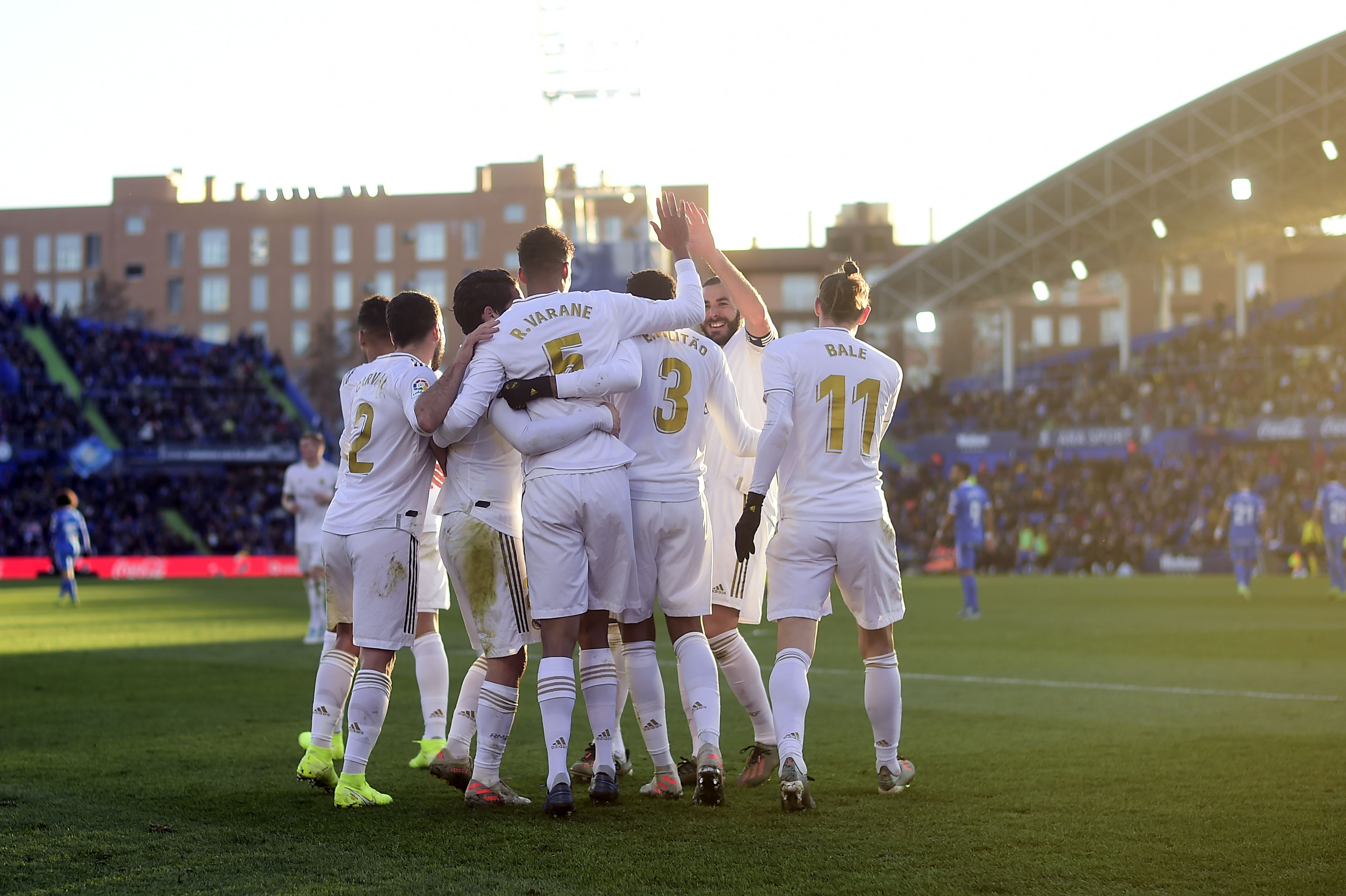 Los jugadores del Real Madrid celebraron en la casa del Getafe. (Foto Prensa Libre: AFP)