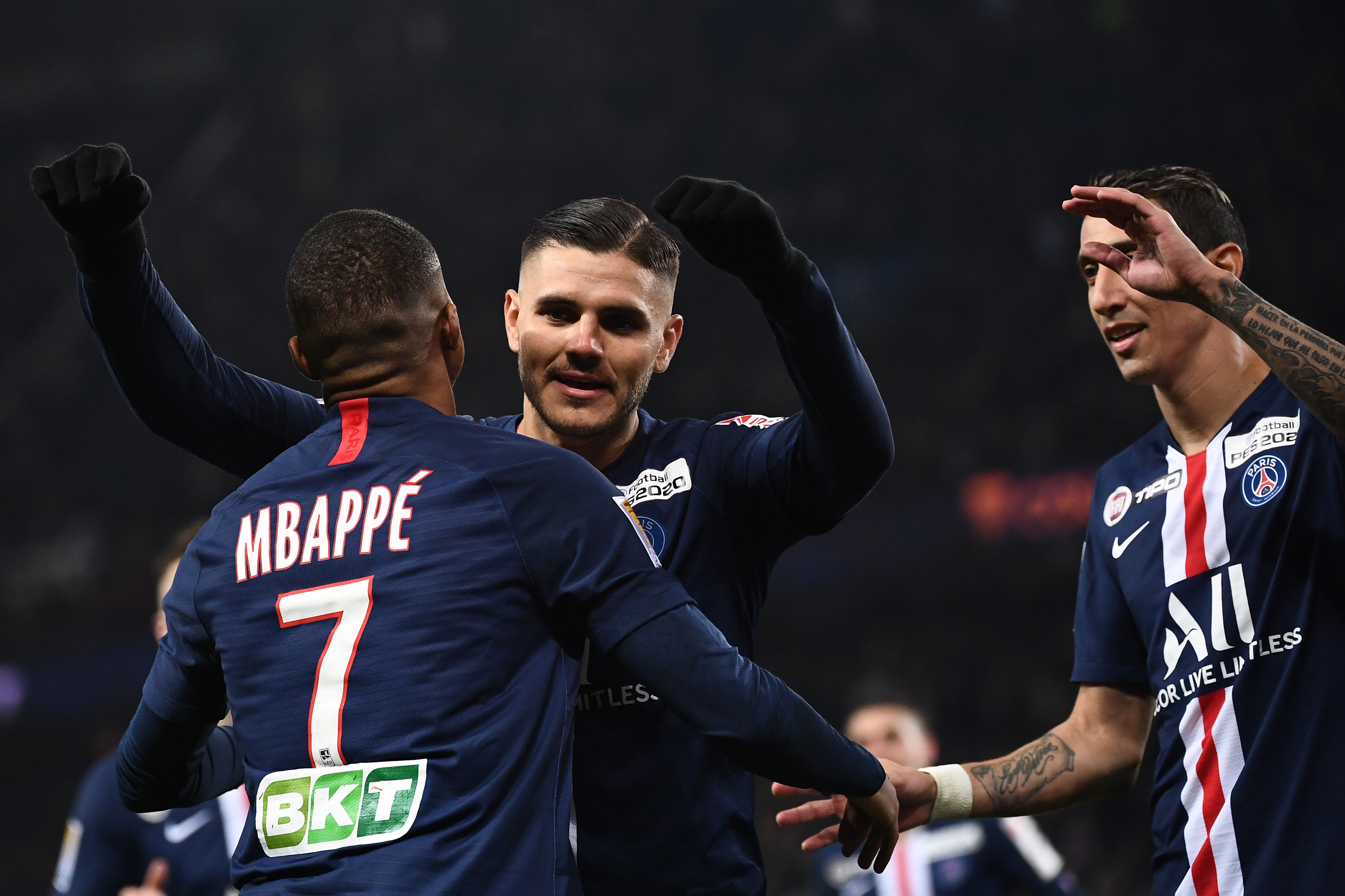 Icardi celebra con Mbappé y Di María. (Foto Prensa Libre: AFP)