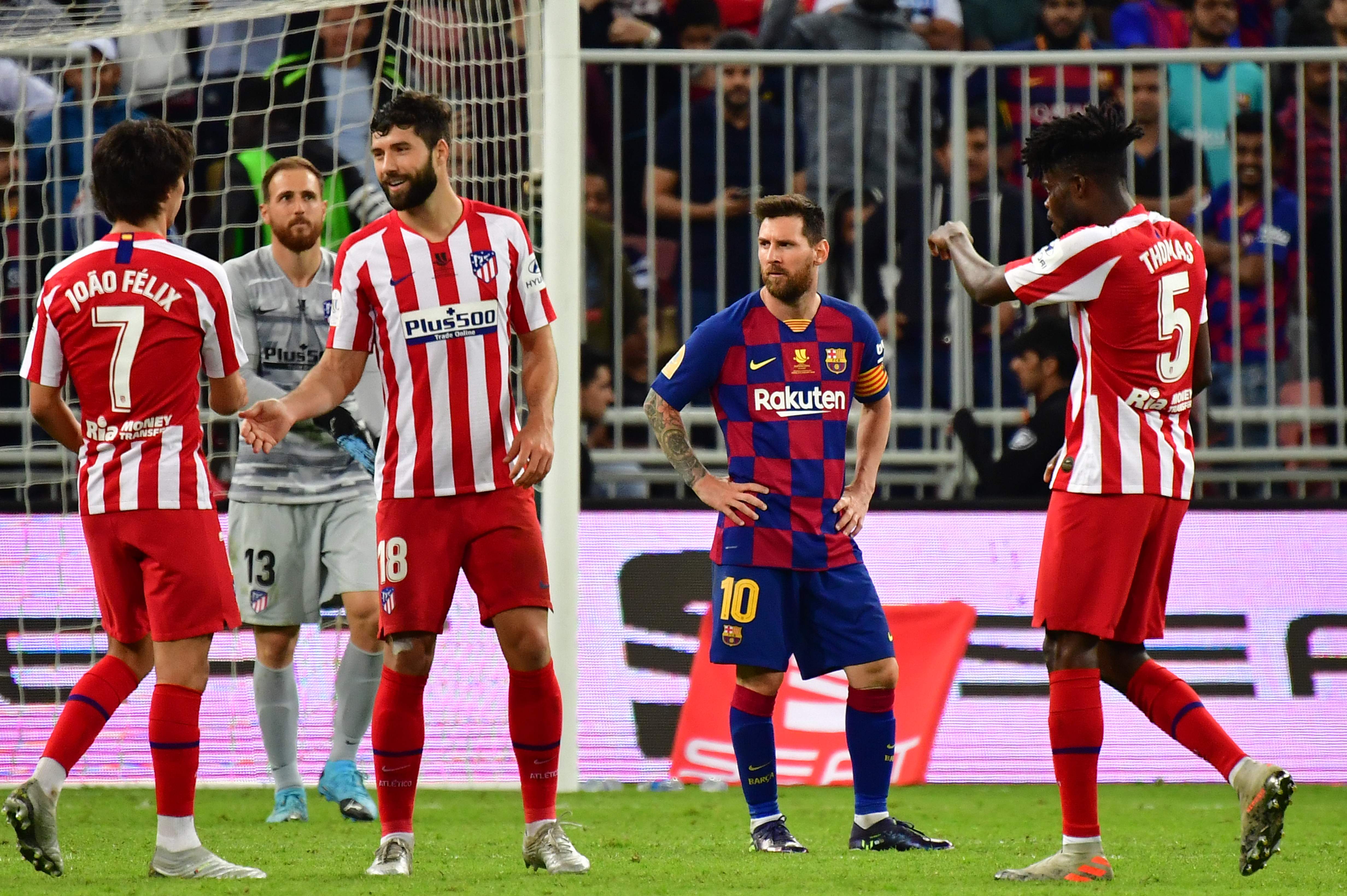 Los jugadores del Atleti celebran, mientras Messi los observa incrédulo. (Foto Prensa Libre: AFP)