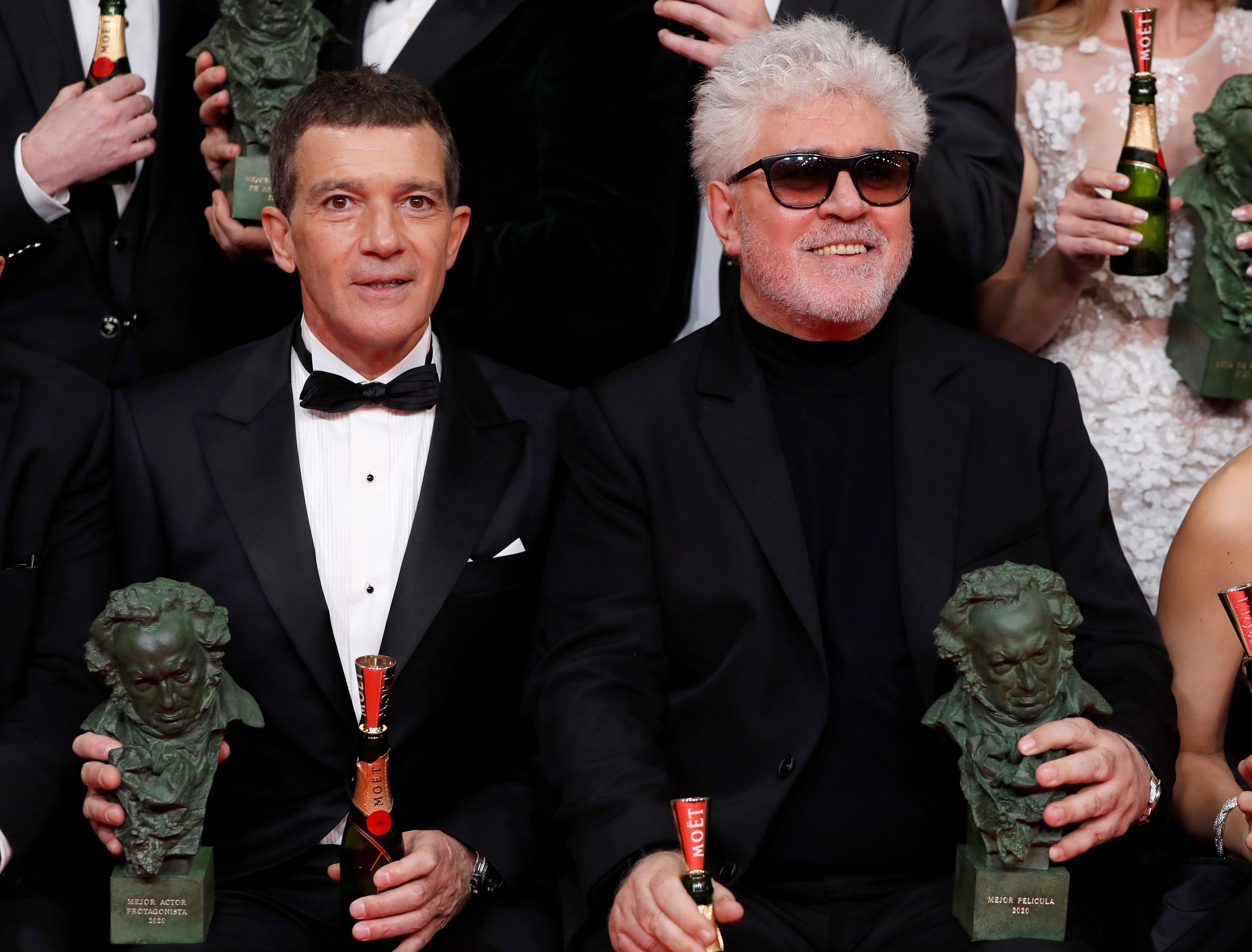 El director Pedro Almodóvar (d), Goya al mejor director, y el actor Antonio Banderas, Goya al mejor actor protagonista, tras la gala de entrega de los Premios Goya 2020 que se celebró el sábado en el Palacio de los Deportes José María Martín Carpena, en Málaga. (Foto Prensa Libre: EFE)