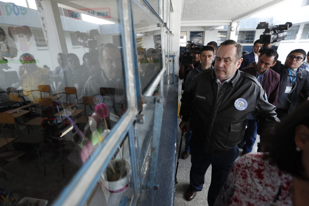 El presidente Alejandro Giammattei visita escuelas públicas. (Foto Prensa Libre: Esbin García)