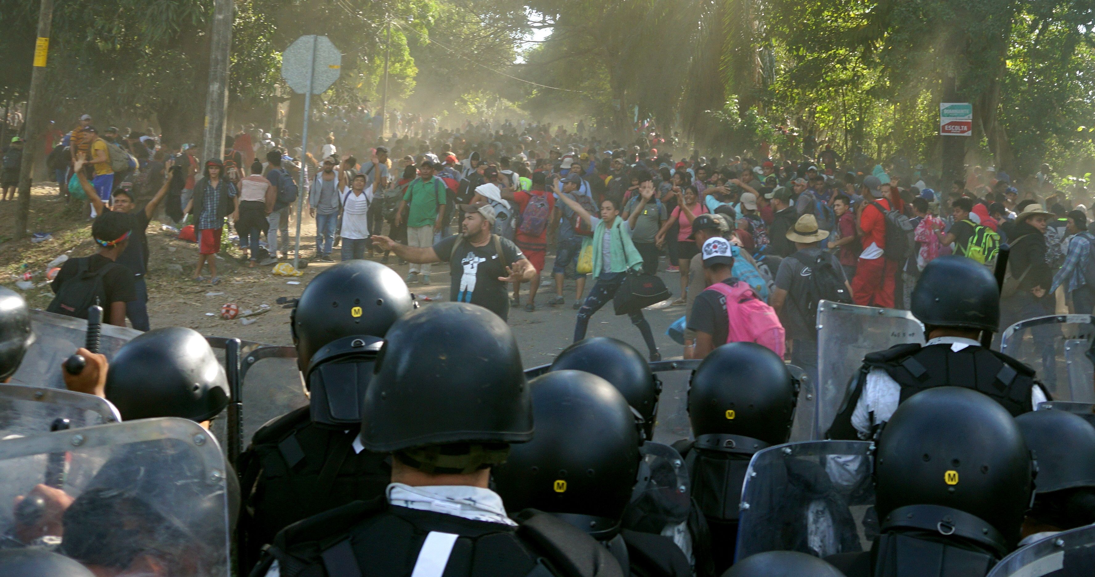 Fuerzas de seguridad mexicana bloquean el paso de migrantes centroamericanos el 23 de enero 2020, en  de Chiapas. (Foto Prensa Libre: EFE)